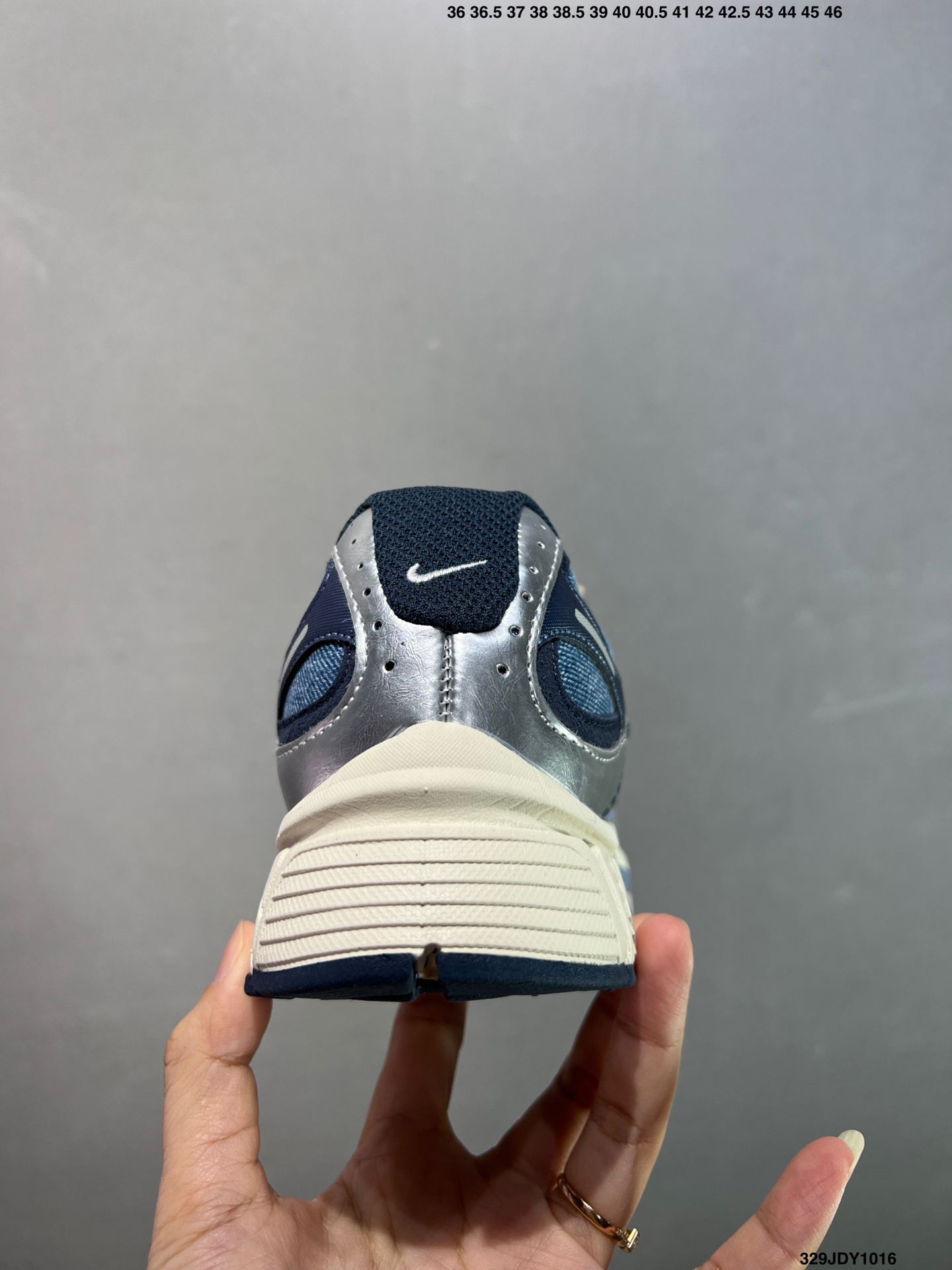💰105 ✅NK V5 RNR 舒适百搭防滑耐磨低帮跑步鞋 舒适有型适合日常穿着 该鞋款延续千禧年经典设计搭载泡绵中底 厚实而轻盈匠心细节巧搭立体耐克勾标志焕新演绎复古跑鞋 鞋款从千禧年美学汲取灵感 混搭多种材质突显层次感立体感和传统跑步风范 Size：36 36.5 37.5 38 38.5 39 40 40.5 41 42 42.5 43 44 44.5 45 编码：329JDY1016