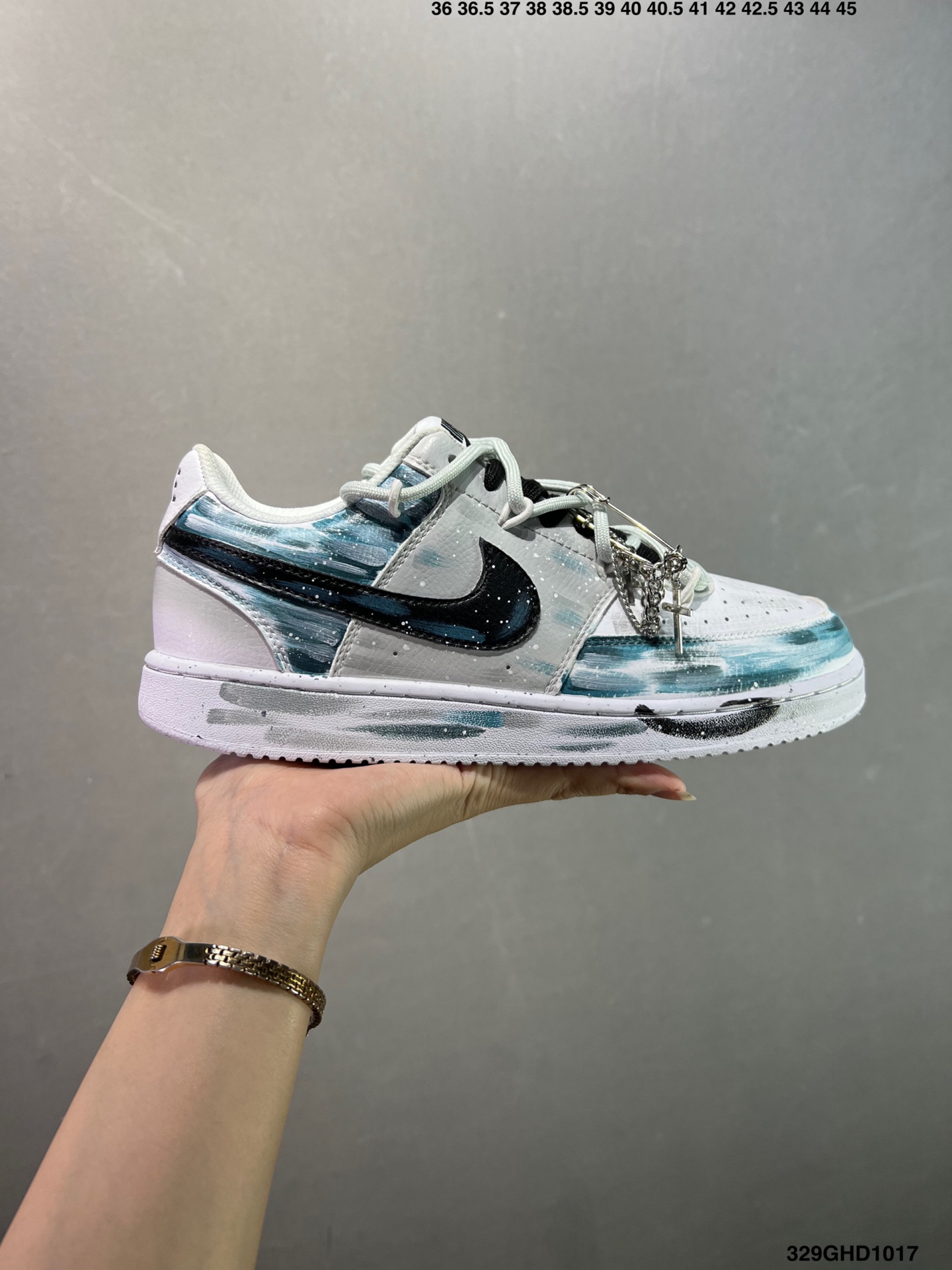 公司级✅Nike Court Vision 1 Low“幻影十字架” 手绘涂鸦定制板鞋 幻影十字架常作为一种印花图案出现,具有独特的视觉效果.将幻影十字架与梵文、马蹄等元素结合,运用丝网印花等工艺,打造出极具潮流感的服装单品,深受追求个性与时尚的人群喜爱 货号:DH2987-099 ID:329GHD1017