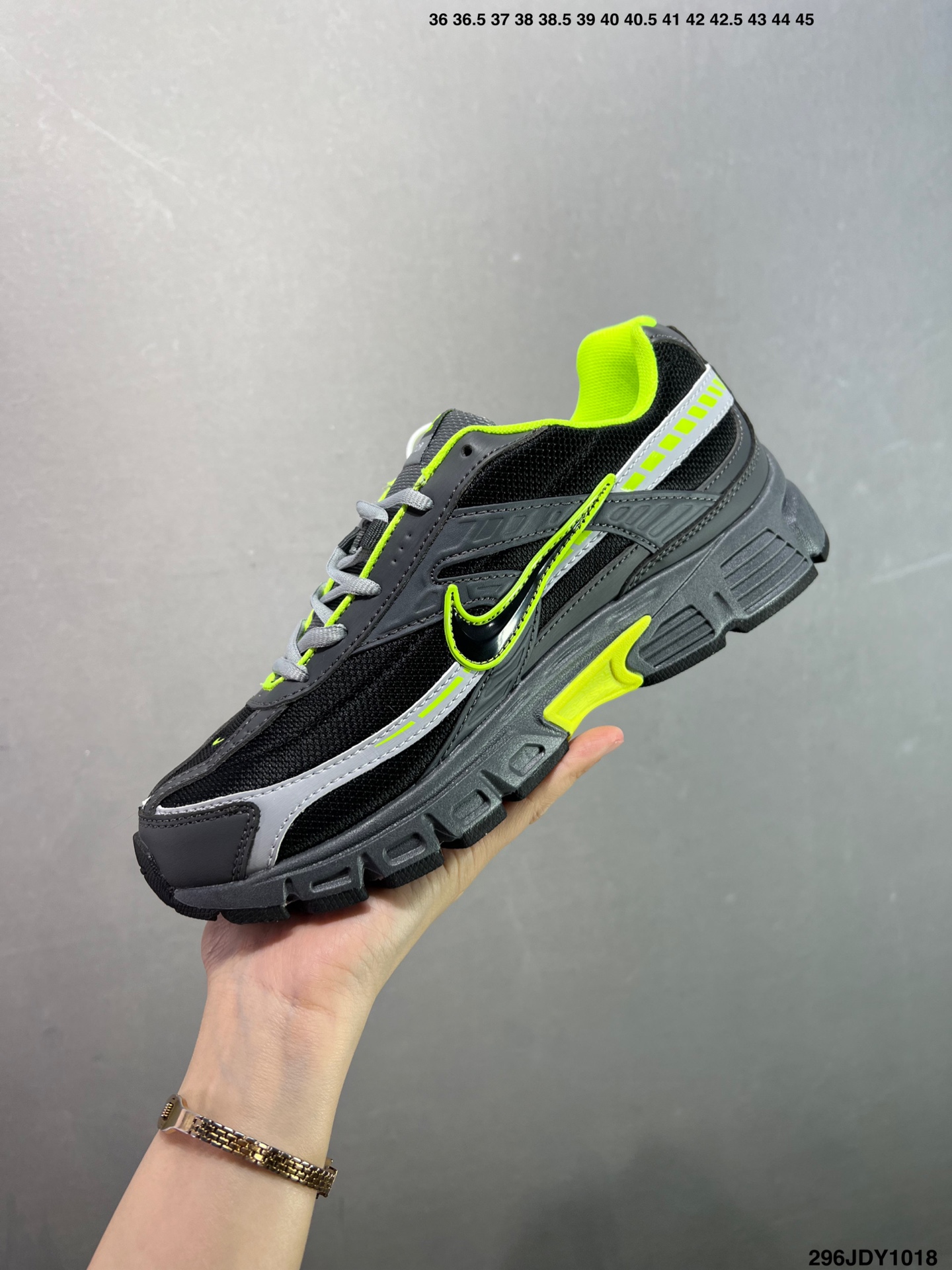 供货价:120💰高瑞莆田鞋👟星选安福优品,得物APP同步款,顺丰包邮得物1:1面单,下单赠送精美礼品🎁
✅Nike Initiator 舒适百搭 防滑耐磨透气 低帮 生活休闲鞋
货号:FN3443-121
尺码:36 36.5 37.5 38 38.5 39 40 40.5 41 42 42.5 43 44 45
ID:296JDY1018