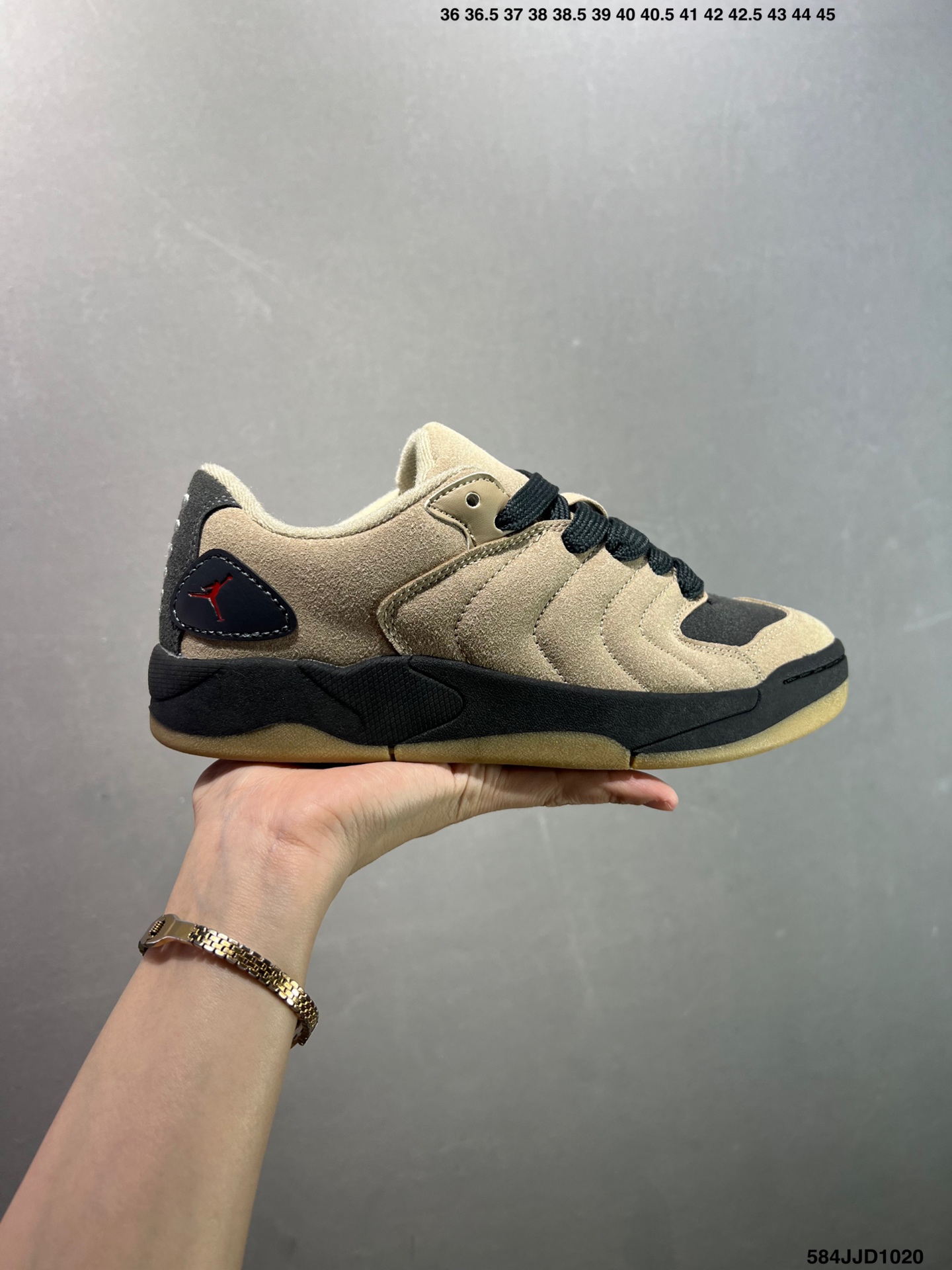 Nike Air Jordan Session 耐克 舒适百搭 防滑耐磨 低帮 板鞋 延续90年代滑板鞋的面包轮廓造型 采用全皮质鞋身内衬加厚设计 后跟点缀 整体风格低调干练 搭载橡胶大底 具备耐磨 防滑性能 适合日常休闲及轻度运动场景 货号:IB3731-200 编码:584JJD1020