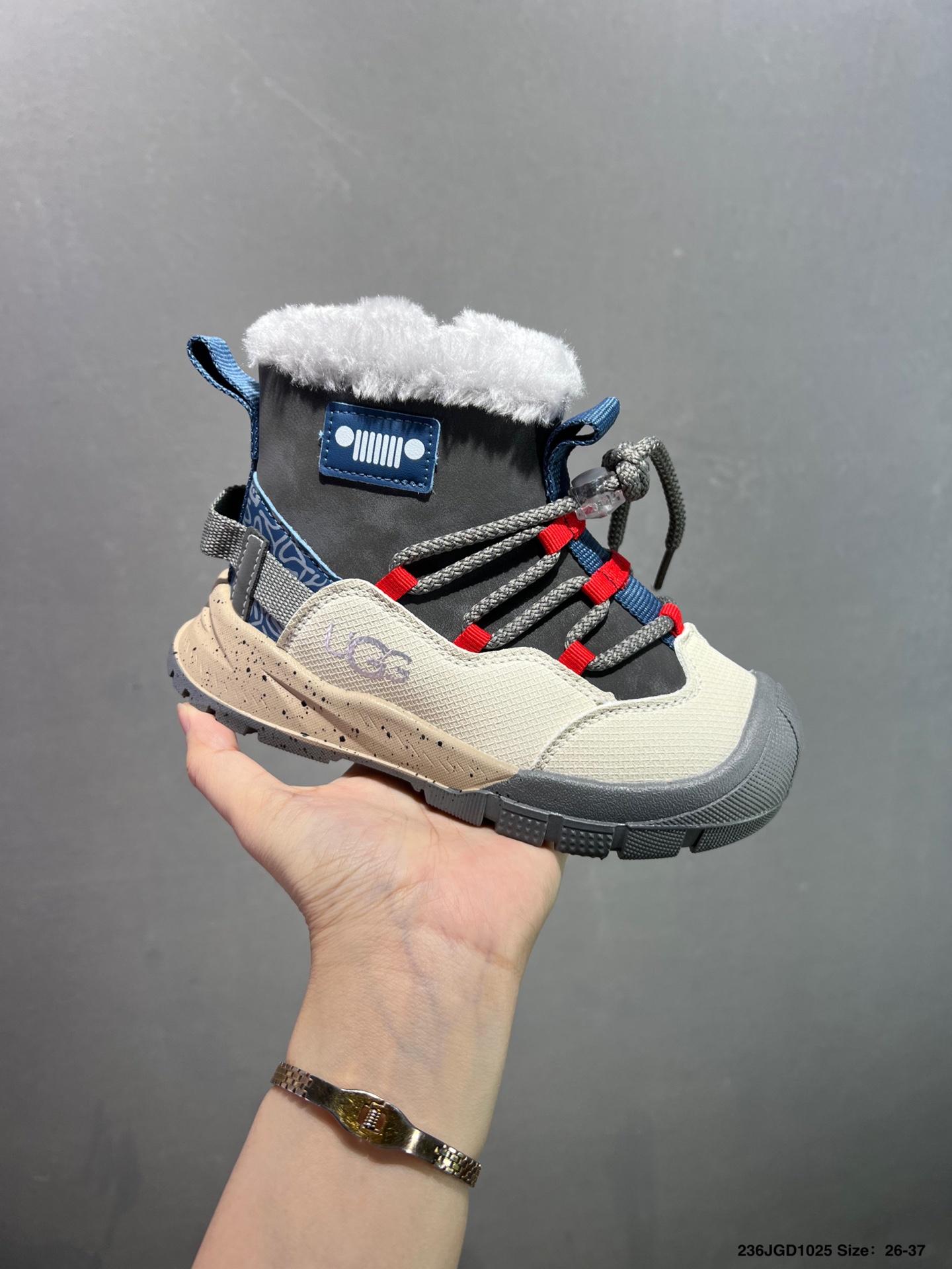 NO:575337,UGG co-branded model 26-37, a big move!  After thinking about it for a long time, it has finally been shipped. The warm velvet inside is particularly delicate and skin-friendly. There will be no pricking feeling or any discomfort on the feet. The exquisite side zipper design is portable and easy to put on and take off. I really love it!  !  It is particularly convenient and quick to put on and take off, suitable for our little friends, and can also exercise the ability to put on and take off independently, snow boots, boots,19860909UGG联名款 26-37 放大招 上个大重磅！心心念念终于出货啦内里保暖绒特别的细腻亲肤,上脚不会有扎脚的感觉和任何不适~～这精致的侧拉链设计,便携好穿脱.真的是爱了呀！！穿脱特别方便快捷,适合咱们的小盆友,还能锻炼自主穿脱能力哟,雪地靴,boots,,Children's