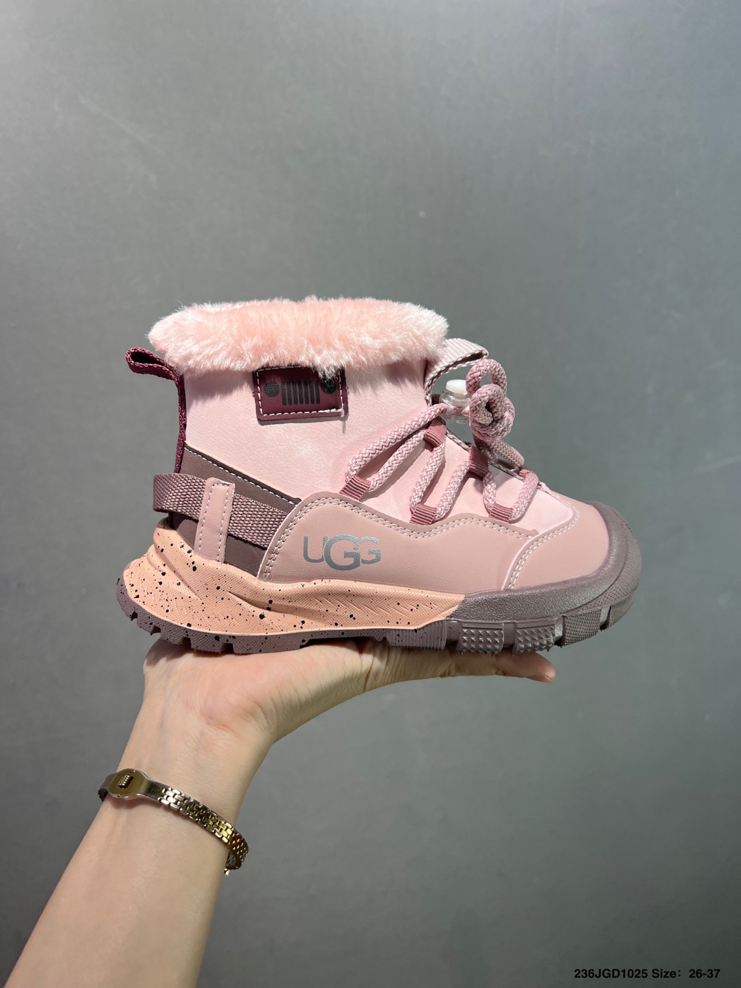 NO:717735,Special offer with free shipping and non-returnable UGG co-branded high-cut velvet snow boots 26-37. The warm velvet inside is particularly delicate and skin-friendly, and there will be no tingling or discomfort on the feet. The exquisite side zipper design is portable and easy to put on and take off. I really love it!  ,special price,boots,19860909特价包邮不退换 UGG联名款 高帮加绒雪地靴26-37 内里保暖绒特别的细腻亲肤,上脚不会有扎脚的感觉和任何不适~～这精致的侧拉链设计,便携好穿脱.真的是爱了呀！,特价款,boots,,Children's