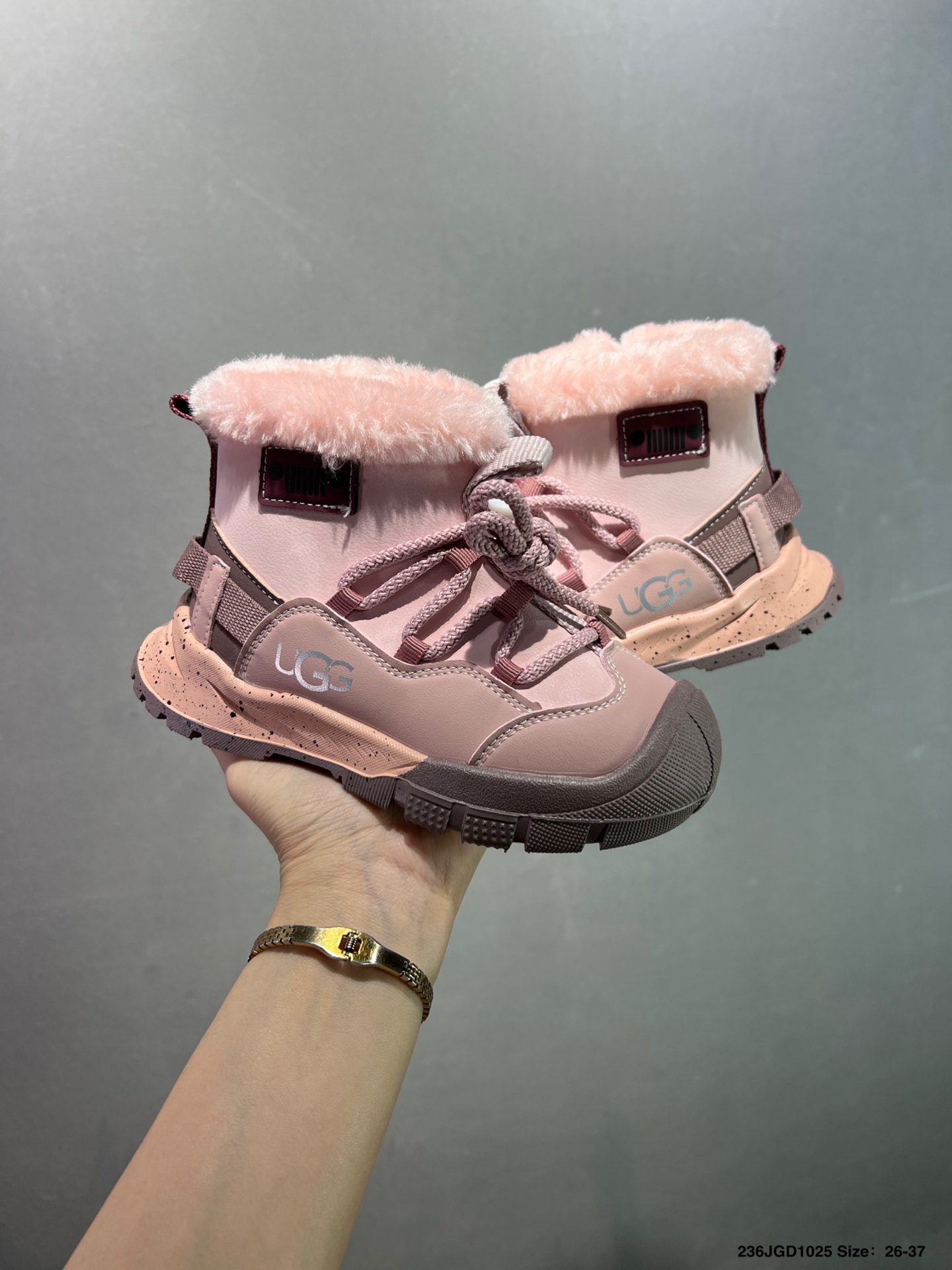 图片[7]-🔥UGG联名款 👟26-37 📣📣放大招 上个大重磅！心心念念终于出货啦🔥🔥🔥内里保暖绒特别的细腻亲肤，上脚不会有扎脚的感觉和任何不适~～这精致的侧拉链设计，便携好穿脱。真的是爱了呀！！穿脱特别方便快捷，适合咱们的小盆友，还能锻炼自主穿脱能力哟✌🏻️-选品中心