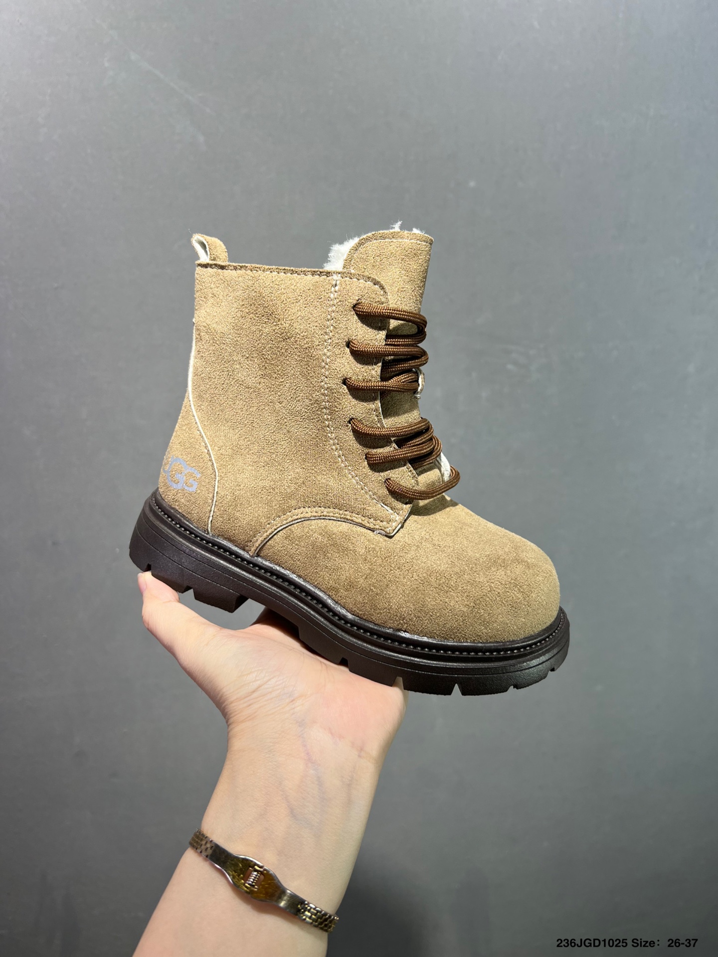 NO:578749,9 lives!  I finally found a pair of sneakers that are both comfortable and warm. The real ones are super cool and versatile. They are 26-37. It’s really difficult to choose a pair of comfortable and warm winter shoes for my baby. I finally found a pair of warm Martin boots that I wanted online a few days ago!  nice!  The most comfortable children's plush Martin boots are this pair of UGG children's plush plush shoes, snow boots, boots, sneakers,198609099命！好穿又保暖的运动鞋终于被我挖到了~实物超级无敌酷 百搭款26-37 要给娃选双好穿又保暖的冬天鞋子真的太难了 前几天终于在网上找到一双我想要的 保暖马丁靴！好看！好穿的儿童加绒马丁靴 就是这双UGG儿童绒绒鞋,雪地靴,boots,sneakers,,Children's