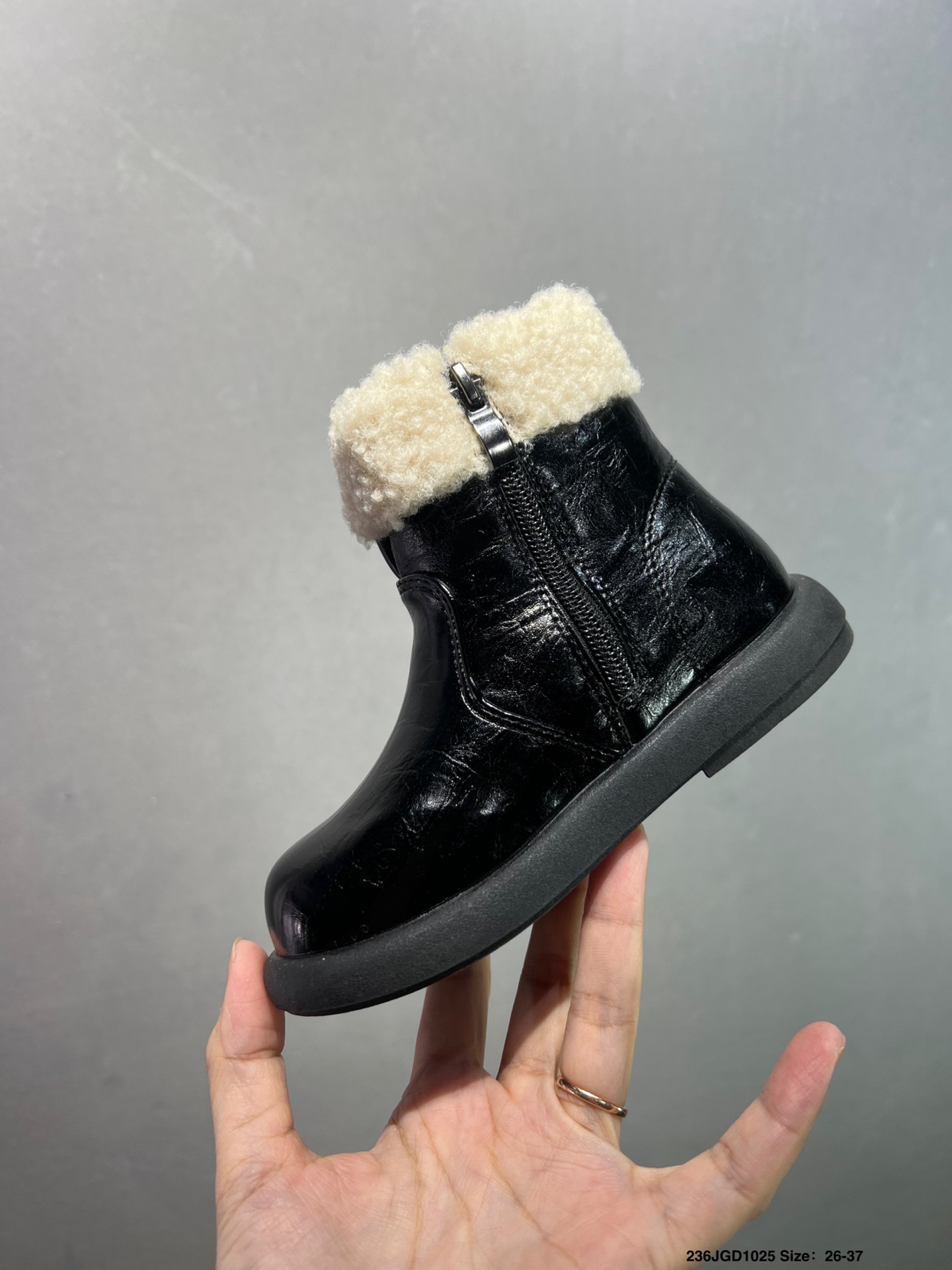 图片[6]-【童鞋✅UGG 复古儿童高帮板鞋 潮流靴子 皮毛一体 厚底增高马丁靴 原单纽姆在原来的基础上加上复古拼色；经典回归，演绎着Z时代青年人生；行走的时尚风行标。材质：柔软皮革➕羊剪绒➕橡胶大底。 货号：M/1144096 尺码：26-36-选品中心