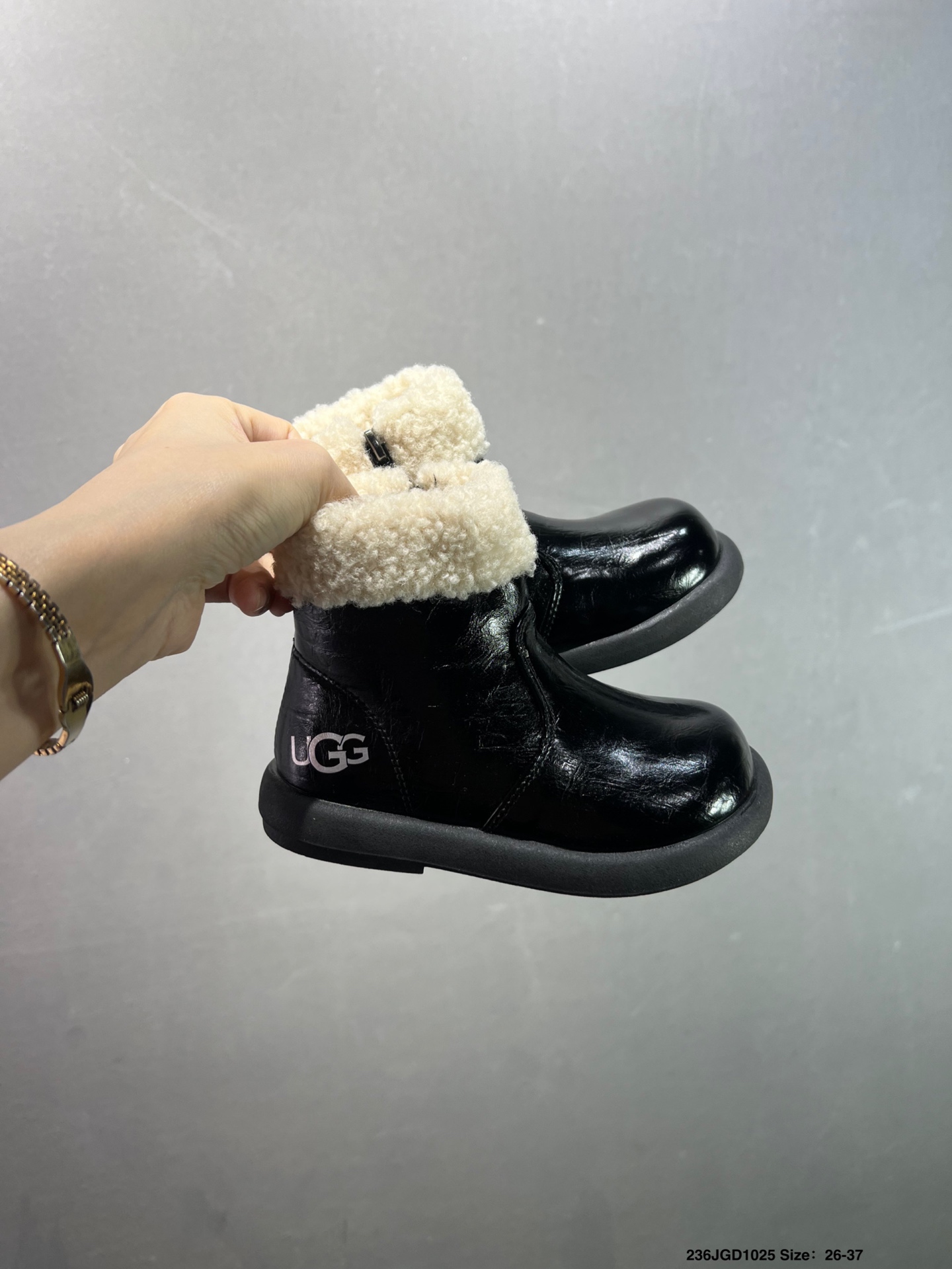 图片[8]-【童鞋✅UGG 复古儿童高帮板鞋 潮流靴子 皮毛一体 厚底增高马丁靴 原单纽姆在原来的基础上加上复古拼色；经典回归，演绎着Z时代青年人生；行走的时尚风行标。材质：柔软皮革➕羊剪绒➕橡胶大底。 货号：M/1144096 尺码：26-36-选品中心