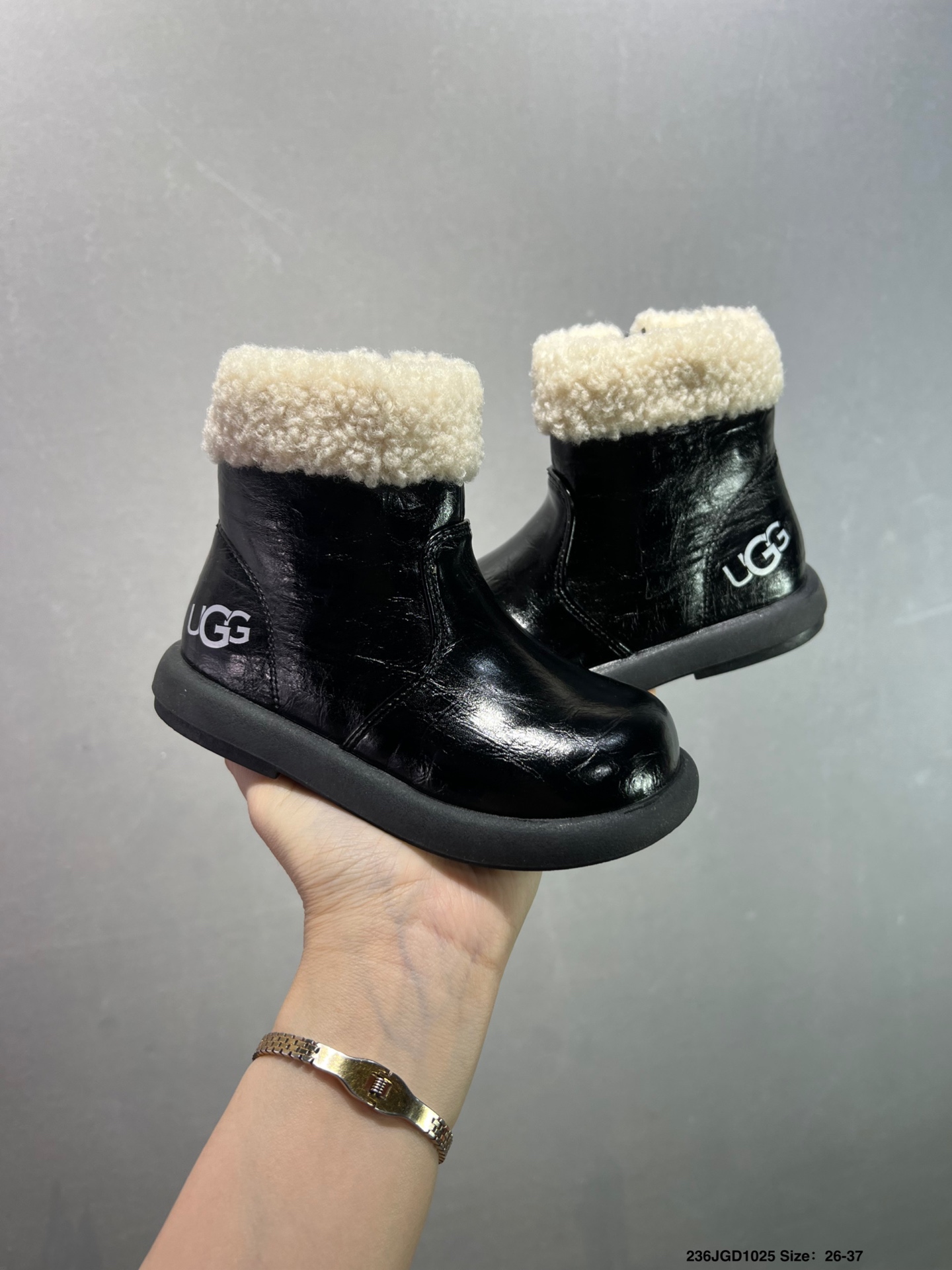 图片[7]-【童鞋✅UGG 复古儿童高帮板鞋 潮流靴子 皮毛一体 厚底增高马丁靴 原单纽姆在原来的基础上加上复古拼色；经典回归，演绎着Z时代青年人生；行走的时尚风行标。材质：柔软皮革➕羊剪绒➕橡胶大底。 货号：M/1144096 尺码：26-36-选品中心