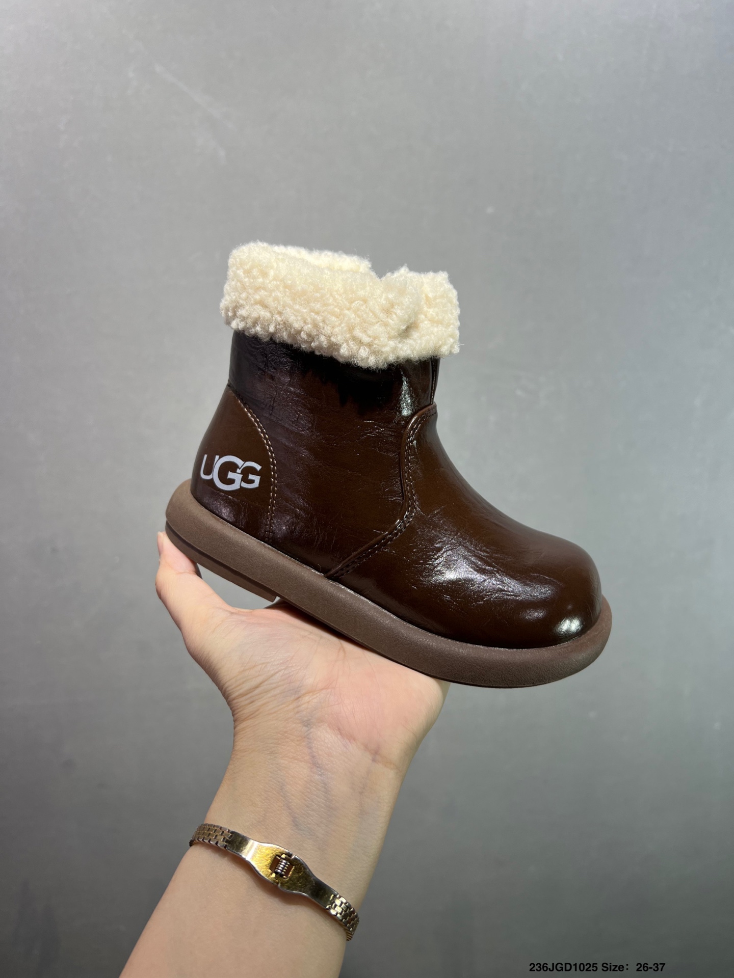NO:578748,[Children's shoes] UGG retro children's high-top sneakers, trendy boots, integrated with fur, thick-soled Martin boots. The original single Newm adds retro color matching on the original basis; the classic returns, interpreting the life of young people in the Z era; a walking fashion icon. The material is soft leather, sheepskin rubber outsole. Item No. M/1144096 Size 26-36 Code AZNS, snow boots, boots,19860909【童鞋】UGG 复古儿童高帮板鞋 潮流靴子 皮毛一体 厚底增高马丁靴 原单纽姆在原来的基础上加上复古拼色；经典回归,演绎着Z时代青年人生；行走的时尚风行标.材质柔软皮革羊剪绒橡胶大底. 货号M/1144096 尺码26-36 编码AZNS,雪地靴,boots,,Children's