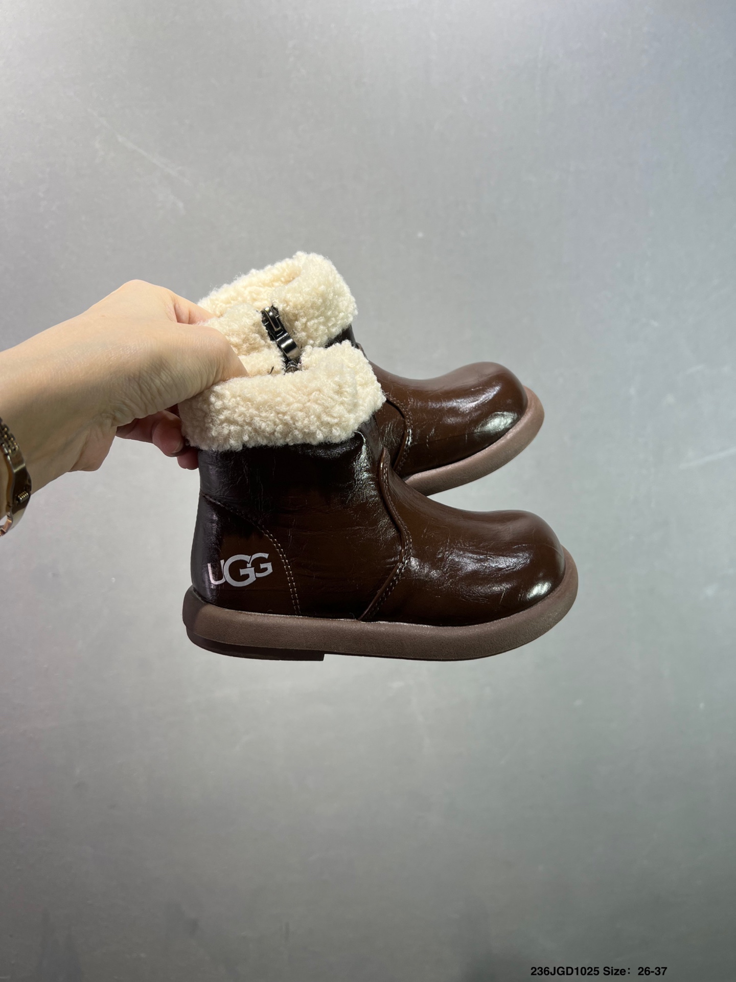 图片[4]-【童鞋✅UGG 复古儿童高帮板鞋 潮流靴子 皮毛一体 厚底增高马丁靴 原单纽姆在原来的基础上加上复古拼色；经典回归，演绎着Z时代青年人生；行走的时尚风行标。材质：柔软皮革➕羊剪绒➕橡胶大底。 货号：M/1144096 尺码：26-36-选品中心