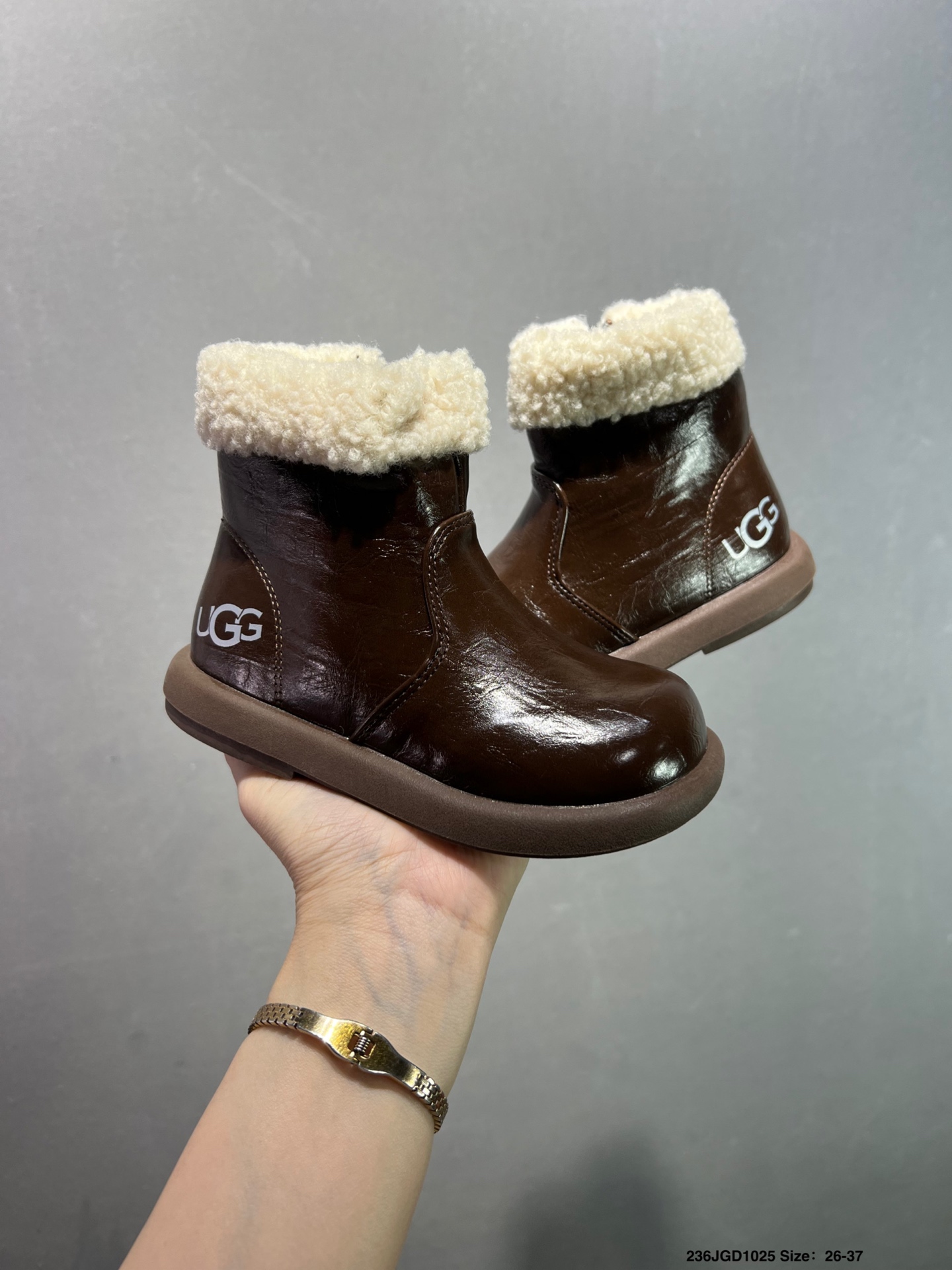 图片[3]-【童鞋✅UGG 复古儿童高帮板鞋 潮流靴子 皮毛一体 厚底增高马丁靴 原单纽姆在原来的基础上加上复古拼色；经典回归，演绎着Z时代青年人生；行走的时尚风行标。材质：柔软皮革➕羊剪绒➕橡胶大底。 货号：M/1144096 尺码：26-36-选品中心