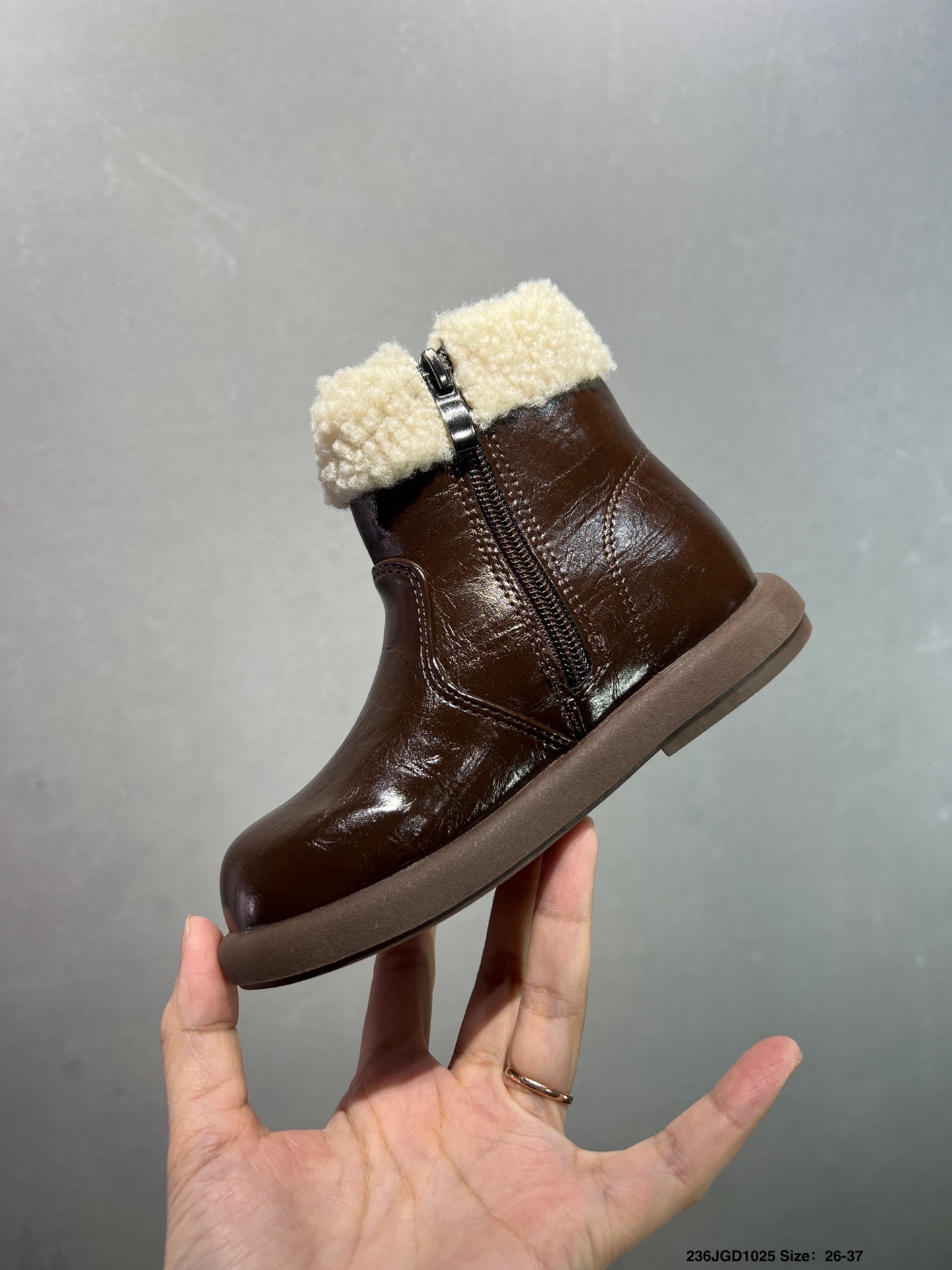 图片[2]-【童鞋✅UGG 复古儿童高帮板鞋 潮流靴子 皮毛一体 厚底增高马丁靴 原单纽姆在原来的基础上加上复古拼色；经典回归，演绎着Z时代青年人生；行走的时尚风行标。材质：柔软皮革➕羊剪绒➕橡胶大底。 货号：M/1144096 尺码：26-36-选品中心