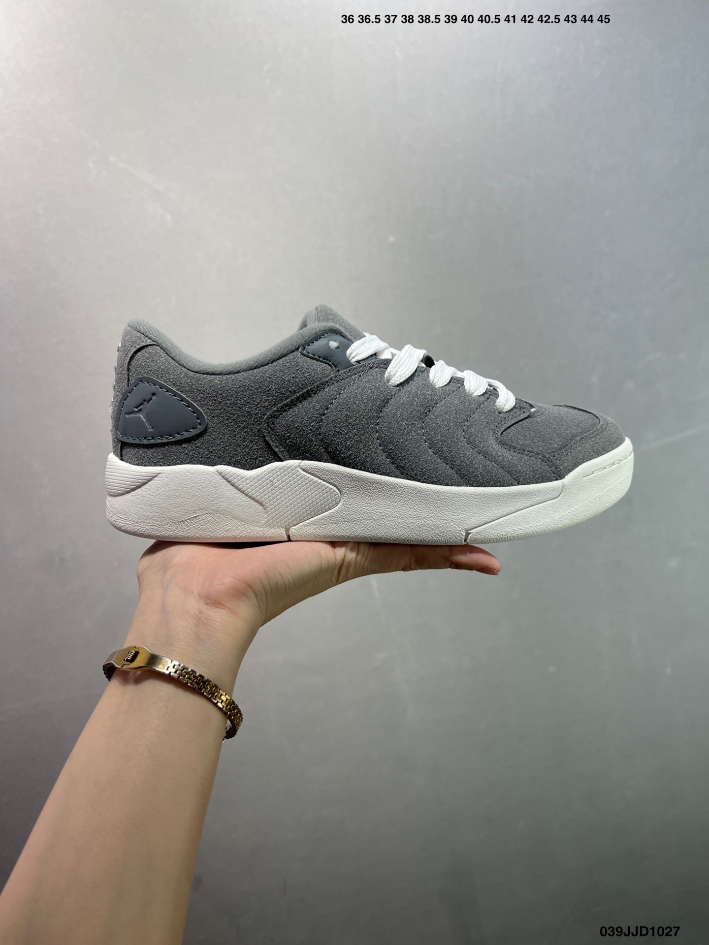 Nike Air Jordan Session 耐克 舒适百搭 防滑耐磨 低帮 板鞋 延续90年代滑板鞋的面包轮廓造型 采用全皮质鞋身内衬加厚设计 后跟点缀 整体风格低调干练 搭载橡胶大底 具备耐磨 防滑性能 适合日常休闲及轻度运动场景 货号:IB3731-400 编码:039JJD1027
