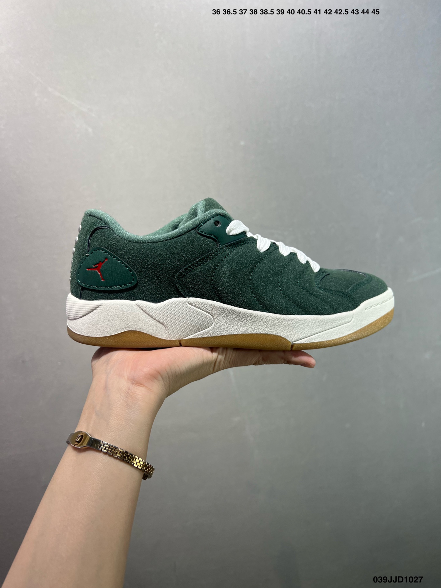 Nike Air Jordan Session 耐克 舒适百搭 防滑耐磨 低帮 板鞋 延续90年代滑板鞋的面包轮廓造型 采用全皮质鞋身内衬加厚设计 后跟点缀 整体风格低调干练 搭载橡胶大底 具备耐磨 防滑性能 适合日常休闲及轻度运动场景 货号:IB3731-400 编码:039JJD1027