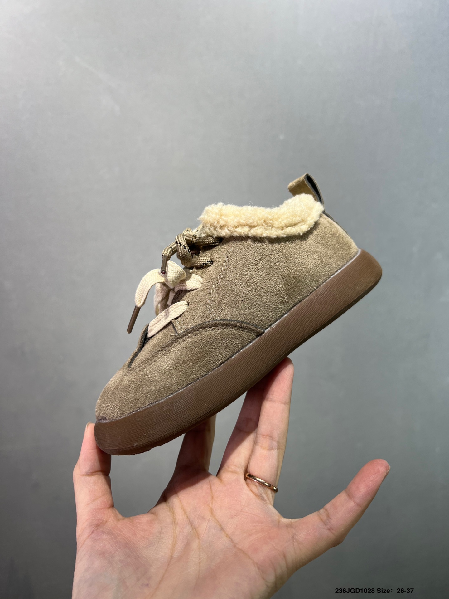 图片[3]-😍儿童UGG海外版运动休闲鞋，加绒保暖款🔥 魔术贴简洁方便宝宝穿脱 柔软亲肤 个性时尚又百搭🌸EVA轻质缓震、防滑耐磨外底。泰裤辣 闭眼入手慢要等排单哦 颜色：棕色 杏色 尺码：26-37-选品中心