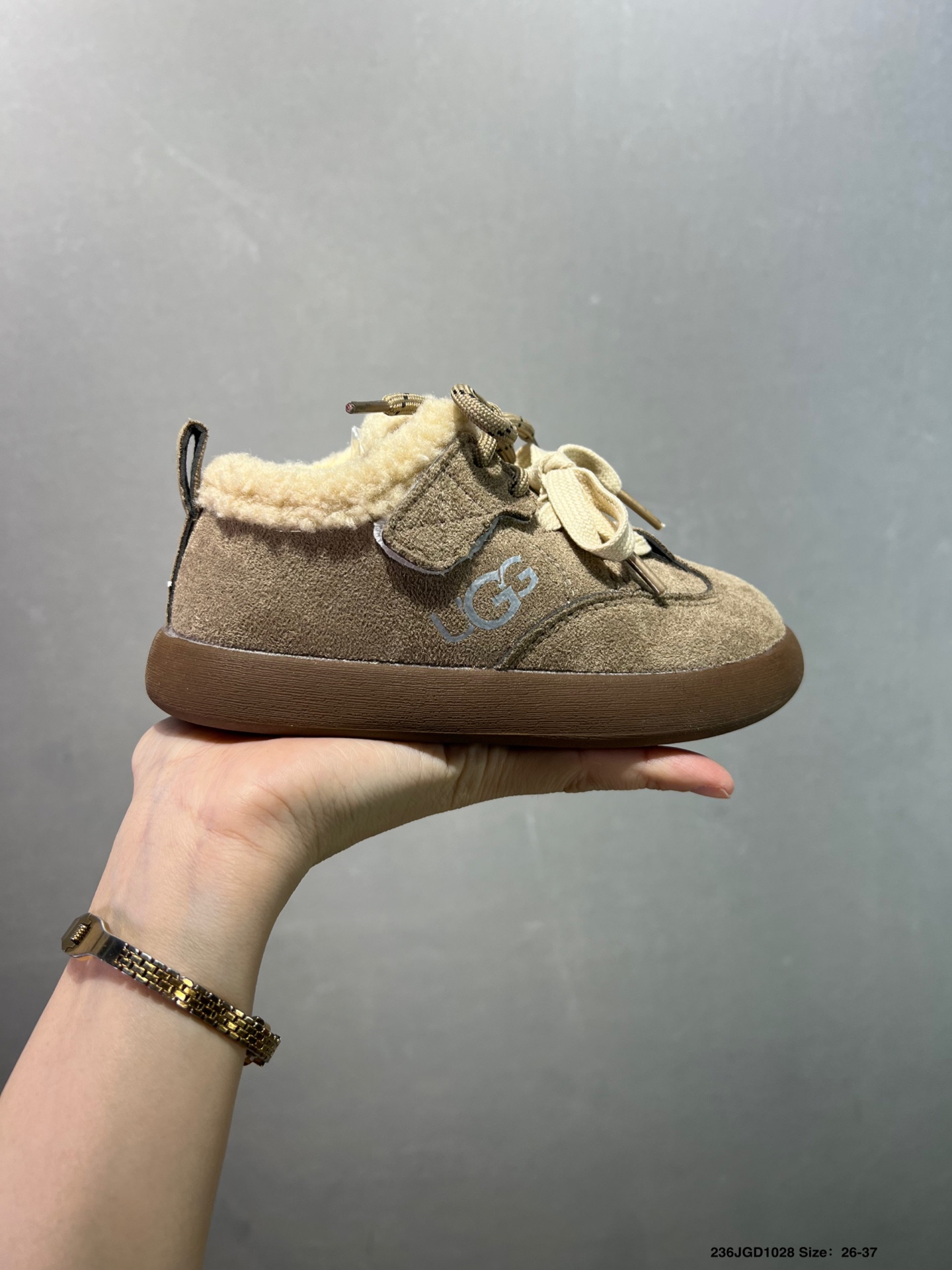 😍儿童UGG海外版运动休闲鞋，加绒保暖款🔥 魔术贴简洁方便宝宝穿脱 柔软亲肤 个性时尚又百搭🌸EVA轻质缓震、防滑耐磨外底。泰裤辣 闭眼入手慢要等排单哦 颜色：棕色 杏色 尺码：26-37-选品中心