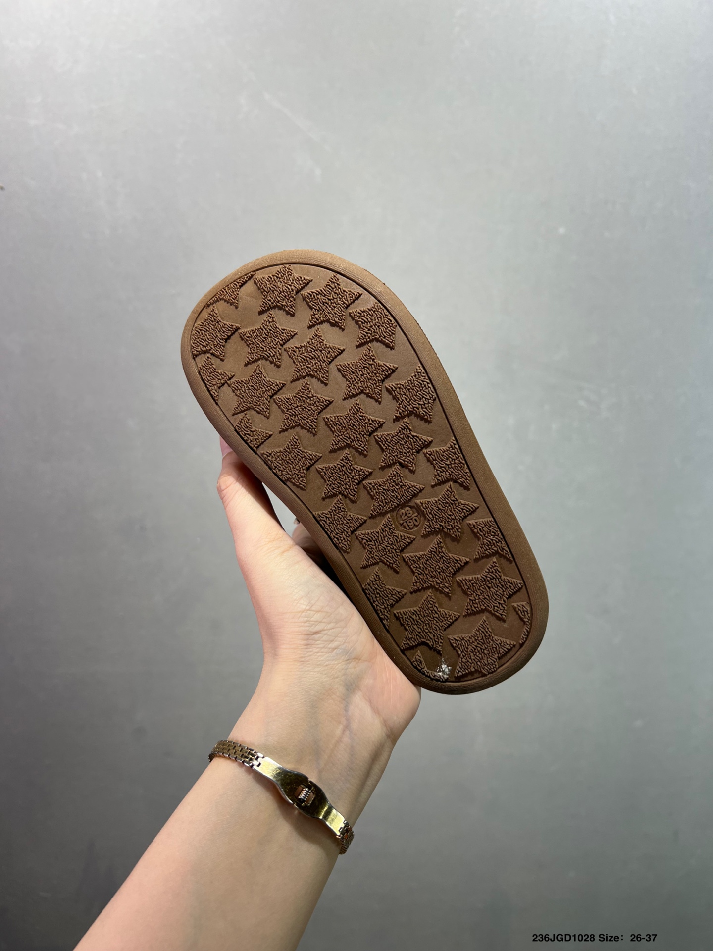 图片[7]-😍儿童UGG海外版运动休闲鞋，加绒保暖款🔥 魔术贴简洁方便宝宝穿脱 柔软亲肤 个性时尚又百搭🌸EVA轻质缓震、防滑耐磨外底。泰裤辣 闭眼入手慢要等排单哦 颜色：棕色 杏色 尺码：26-37-选品中心