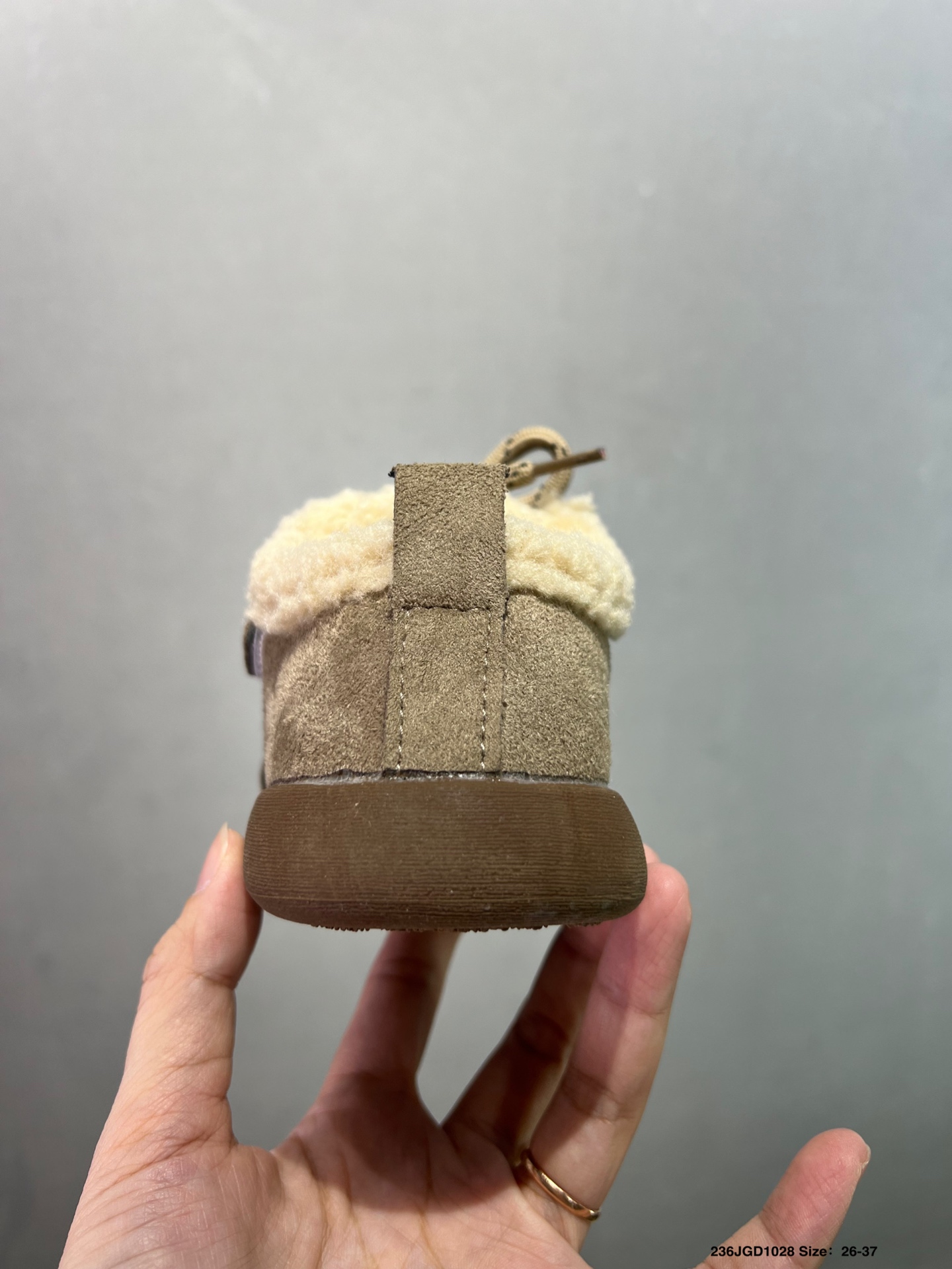 图片[5]-😍儿童UGG海外版运动休闲鞋，加绒保暖款🔥 魔术贴简洁方便宝宝穿脱 柔软亲肤 个性时尚又百搭🌸EVA轻质缓震、防滑耐磨外底。泰裤辣 闭眼入手慢要等排单哦 颜色：棕色 杏色 尺码：26-37-选品中心