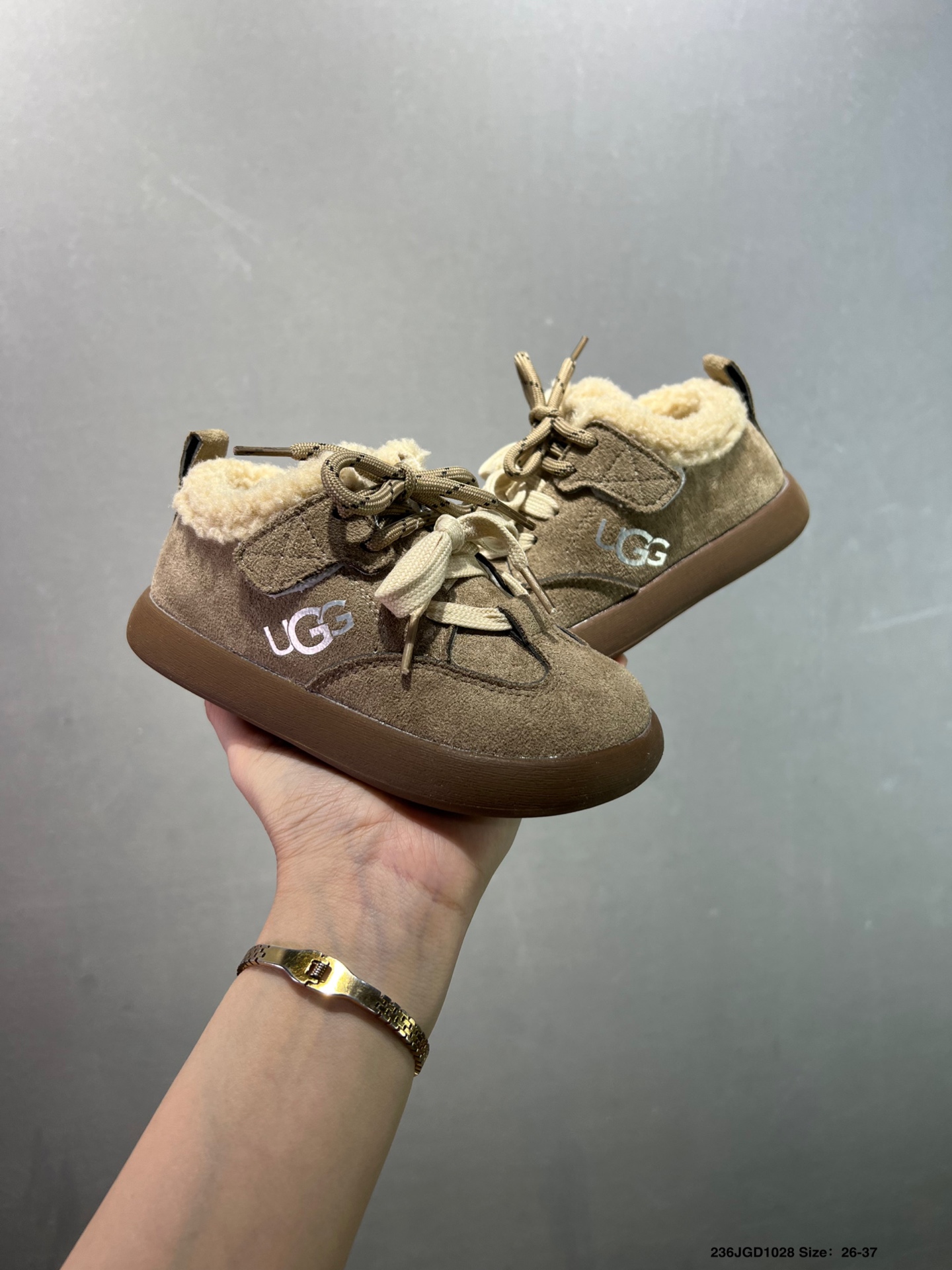 图片[8]-😍儿童UGG海外版运动休闲鞋，加绒保暖款🔥 魔术贴简洁方便宝宝穿脱 柔软亲肤 个性时尚又百搭🌸EVA轻质缓震、防滑耐磨外底。泰裤辣 闭眼入手慢要等排单哦 颜色：棕色 杏色 尺码：26-37-选品中心