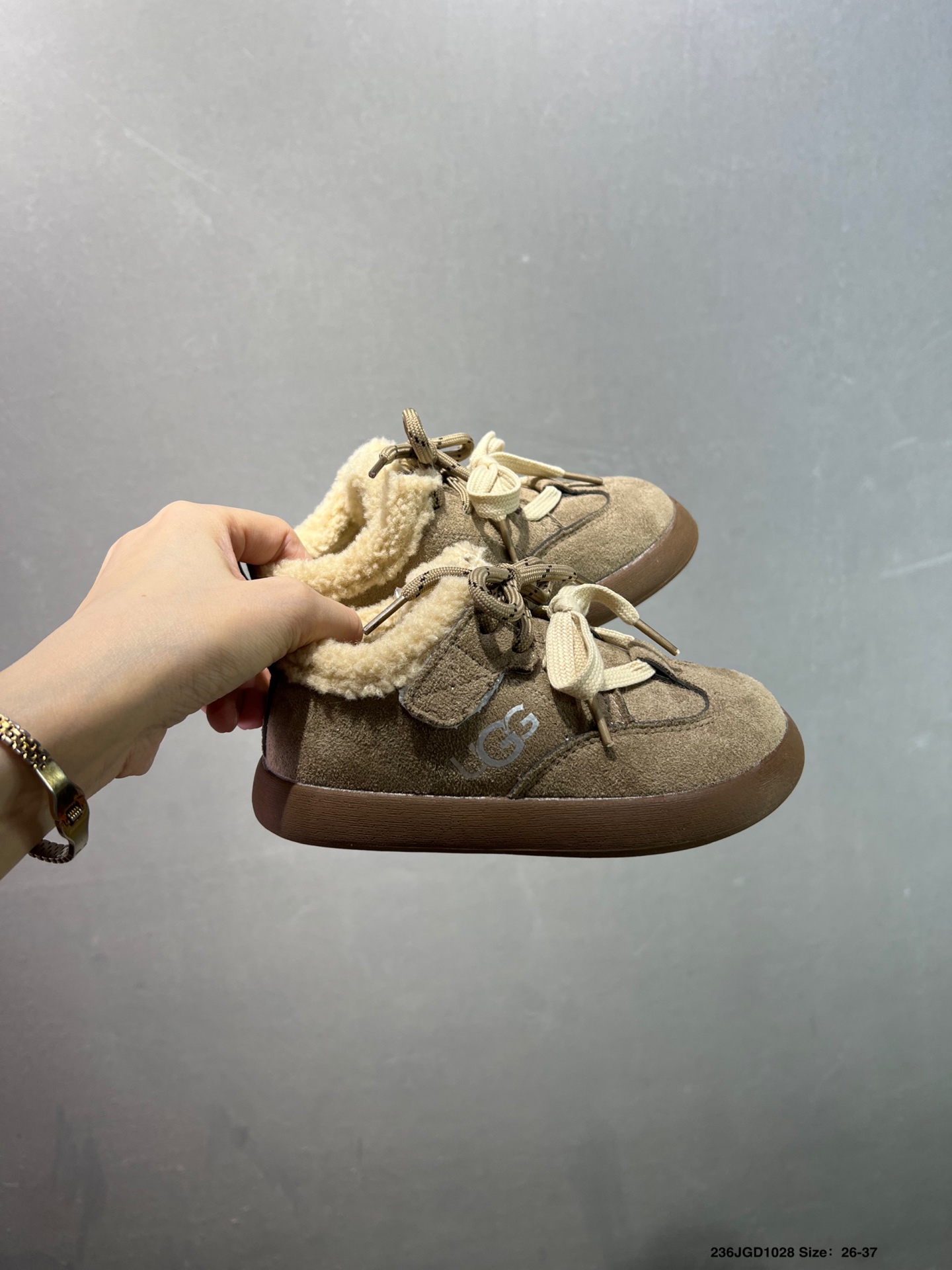 图片[9]-😍儿童UGG海外版运动休闲鞋，加绒保暖款🔥 魔术贴简洁方便宝宝穿脱 柔软亲肤 个性时尚又百搭🌸EVA轻质缓震、防滑耐磨外底。泰裤辣 闭眼入手慢要等排单哦 颜色：棕色 杏色 尺码：26-37-选品中心