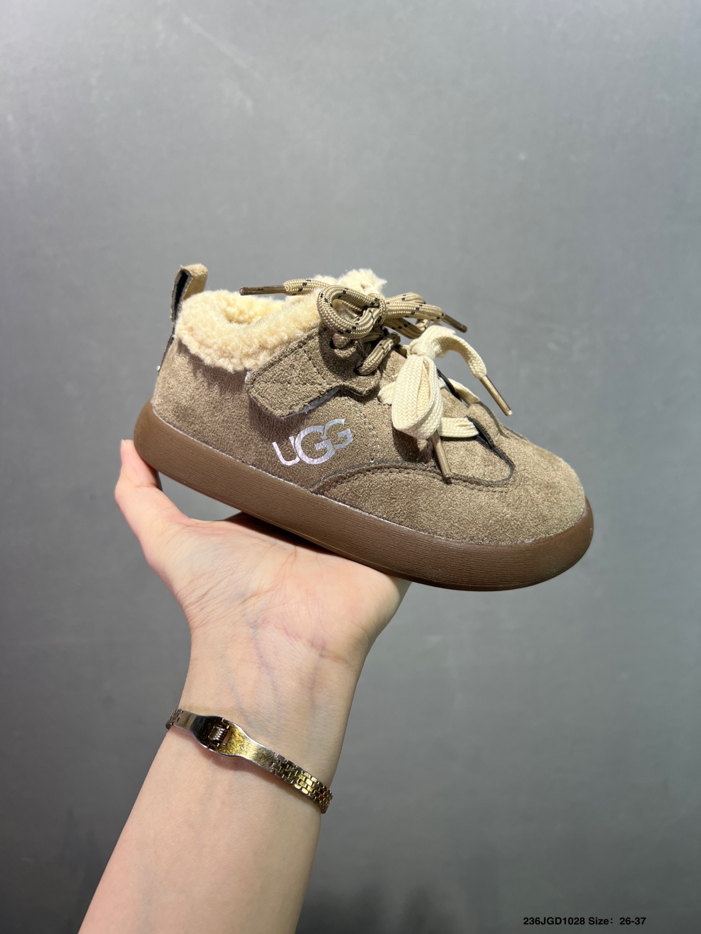 NO:575309,Children's UGG overseas version sports and casual shoes, plus velvet to keep warm. Velcro is simple and easy for babies to put on and take off. Soft and skin-friendly, stylish and versatile. EVA lightweight cushioning, non-slip and wear-resistant outsole. Thai pants are hot. Close your eyes to get them and wait for the order. Color: brown apricot. Size: 26-37, snow boots, boots,19860909儿童UGG海外版运动休闲鞋,加绒保暖款 魔术贴简洁方便宝宝穿脱 柔软亲肤 个性时尚又百搭EVA轻质缓震、防滑耐磨外底.泰裤辣 闭眼入手慢要等排单哦 颜色:棕色 杏色 尺码:26-37,雪地靴,boots,,Children's