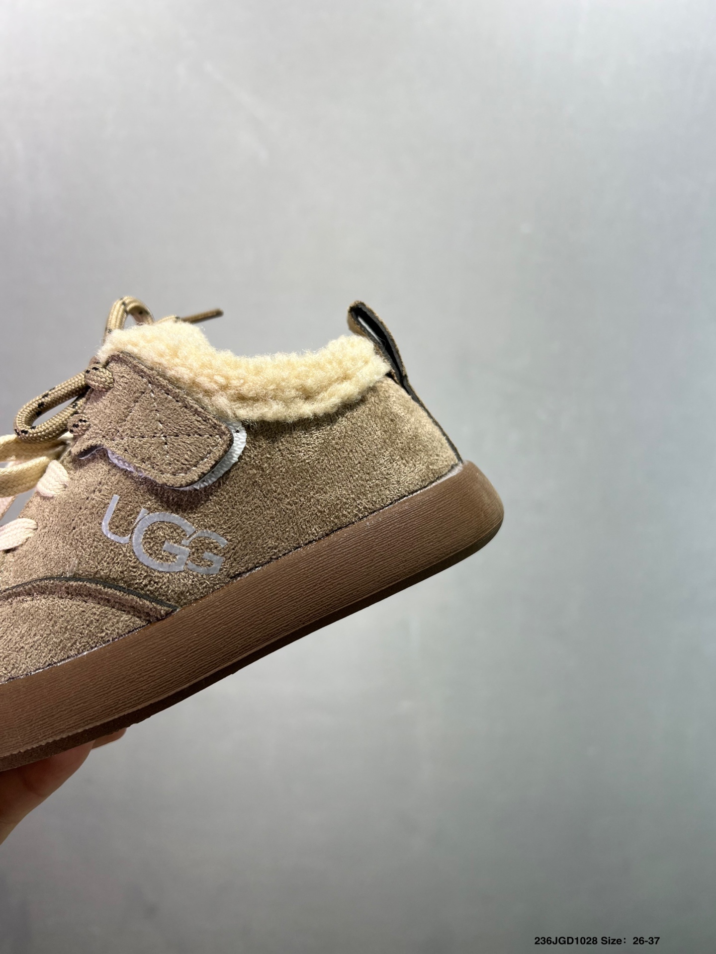 图片[6]-😍儿童UGG海外版运动休闲鞋，加绒保暖款🔥 魔术贴简洁方便宝宝穿脱 柔软亲肤 个性时尚又百搭🌸EVA轻质缓震、防滑耐磨外底。泰裤辣 闭眼入手慢要等排单哦 颜色：棕色 杏色 尺码：26-37-选品中心