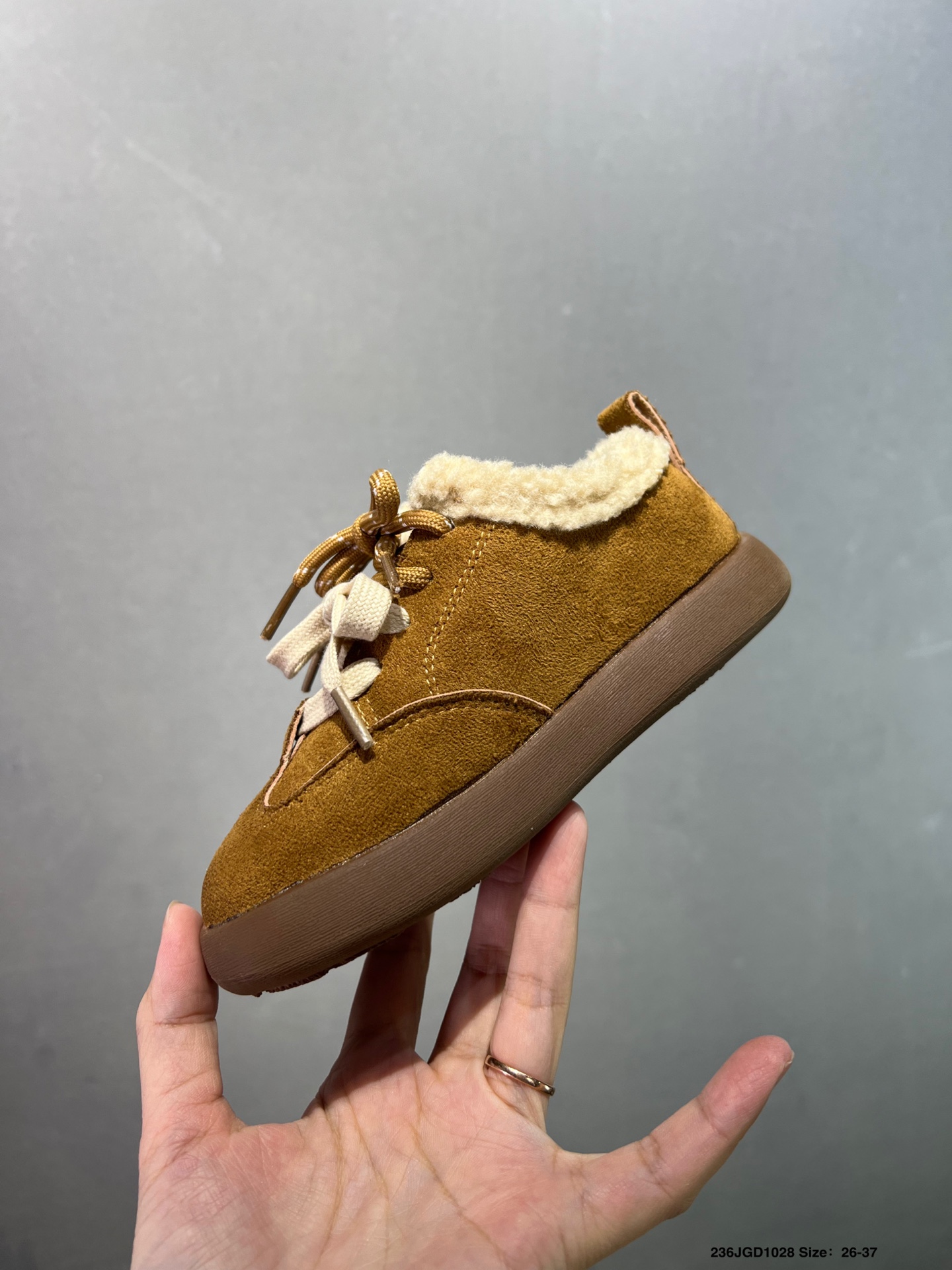 图片[3]-😍儿童UGG海外版运动休闲鞋，加绒保暖款🔥 魔术贴简洁方便宝宝穿脱 柔软亲肤 个性时尚又百搭🌸EVA轻质缓震、防滑耐磨外底。泰裤辣 闭眼入手慢要等排单哦 颜色：棕色 杏色 尺码：26-37-选品中心