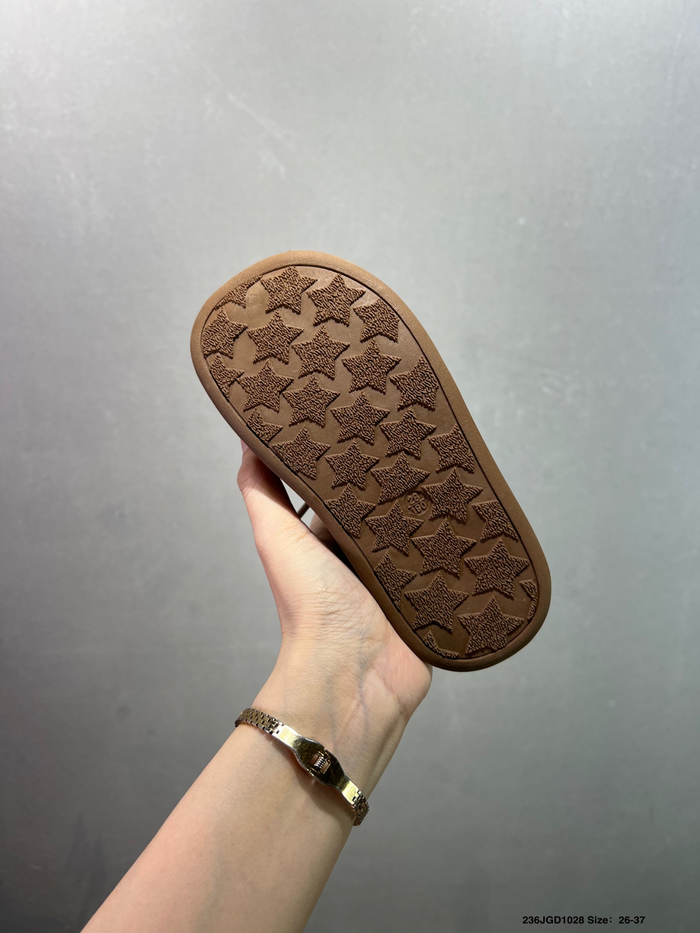 图片[7]-😍儿童UGG海外版运动休闲鞋，加绒保暖款🔥 魔术贴简洁方便宝宝穿脱 柔软亲肤 个性时尚又百搭🌸EVA轻质缓震、防滑耐磨外底。泰裤辣 闭眼入手慢要等排单哦 颜色：棕色 杏色 尺码：26-37-选品中心