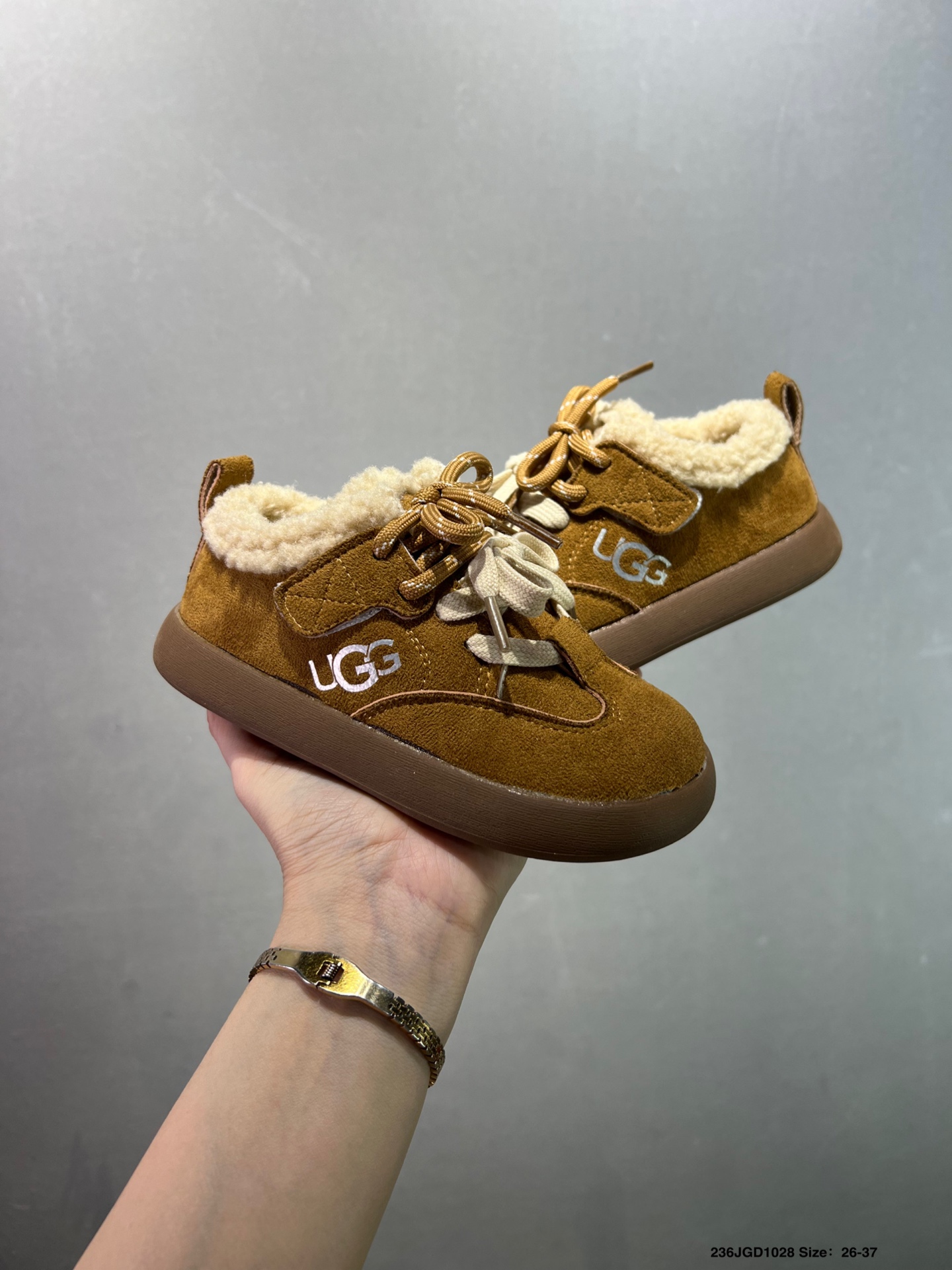 图片[8]-😍儿童UGG海外版运动休闲鞋，加绒保暖款🔥 魔术贴简洁方便宝宝穿脱 柔软亲肤 个性时尚又百搭🌸EVA轻质缓震、防滑耐磨外底。泰裤辣 闭眼入手慢要等排单哦 颜色：棕色 杏色 尺码：26-37-选品中心