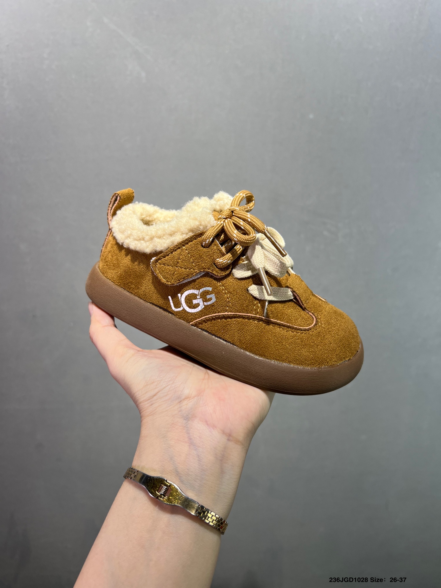 图片[2]-😍儿童UGG海外版运动休闲鞋，加绒保暖款🔥 魔术贴简洁方便宝宝穿脱 柔软亲肤 个性时尚又百搭🌸EVA轻质缓震、防滑耐磨外底。泰裤辣 闭眼入手慢要等排单哦 颜色：棕色 杏色 尺码：26-37-选品中心