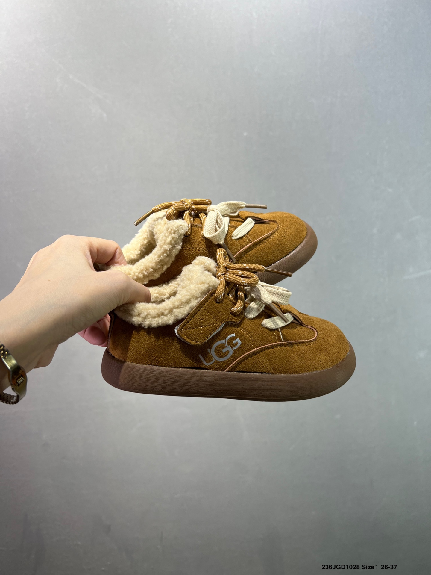 图片[9]-😍儿童UGG海外版运动休闲鞋，加绒保暖款🔥 魔术贴简洁方便宝宝穿脱 柔软亲肤 个性时尚又百搭🌸EVA轻质缓震、防滑耐磨外底。泰裤辣 闭眼入手慢要等排单哦 颜色：棕色 杏色 尺码：26-37-选品中心