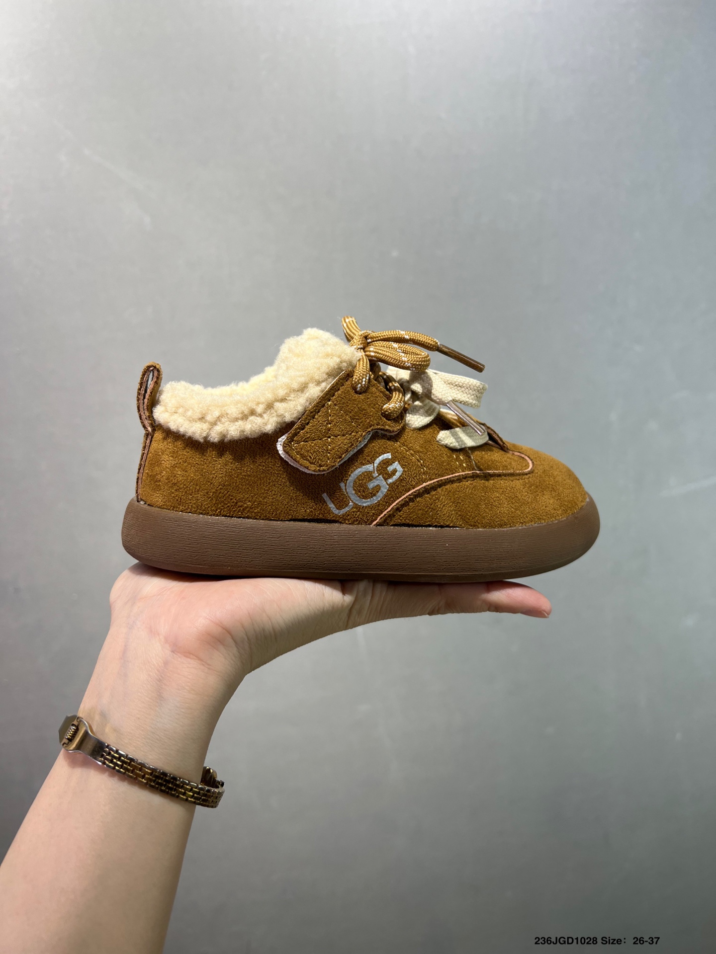 😍儿童UGG海外版运动休闲鞋，加绒保暖款🔥 魔术贴简洁方便宝宝穿脱 柔软亲肤 个性时尚又百搭🌸EVA轻质缓震、防滑耐磨外底。泰裤辣 闭眼入手慢要等排单哦 颜色：棕色 杏色 尺码：26-37-选品中心