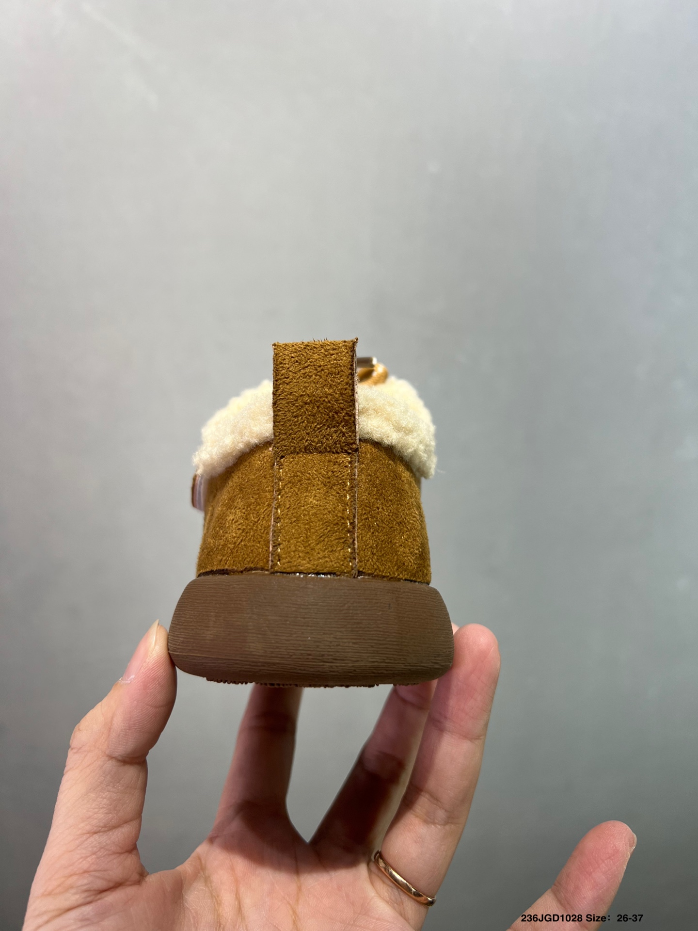 图片[5]-😍儿童UGG海外版运动休闲鞋，加绒保暖款🔥 魔术贴简洁方便宝宝穿脱 柔软亲肤 个性时尚又百搭🌸EVA轻质缓震、防滑耐磨外底。泰裤辣 闭眼入手慢要等排单哦 颜色：棕色 杏色 尺码：26-37-选品中心