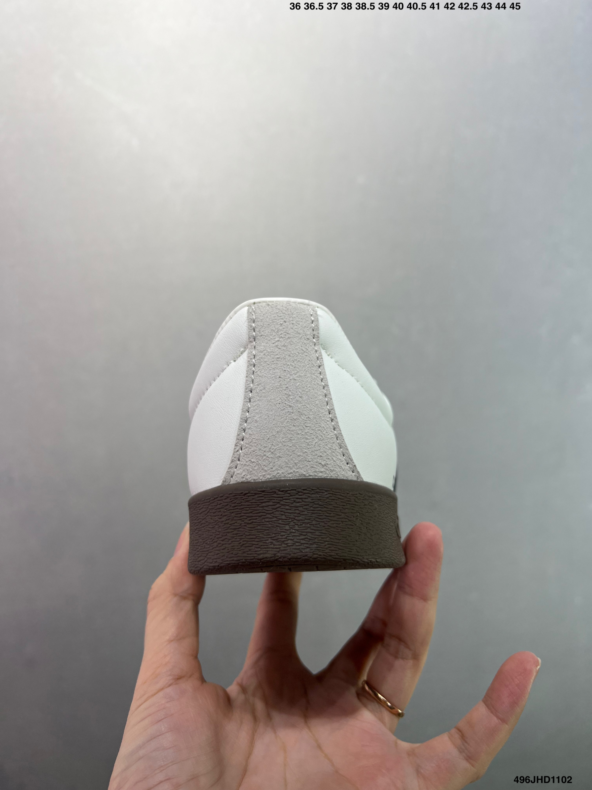 阿迪达斯AD NEO Vl Court 3.0男女子休闲运动板鞋 要精通反重力的运动?你需要一双坚韧的运动鞋 这款AD有着滑板风格运动鞋经典外型 配合耐用设计 以结实橡胶大底配上泡胶鞋垫 带来柔软感觉 绒面与三间完美揉合 尽显玩味 货号:ID6286 2⁄3 371⁄3 38 382⁄3 391⁄3 40 402⁄3 411⁄3 42 422⁄3 431⁄3 44 45 编码:496JHD1102