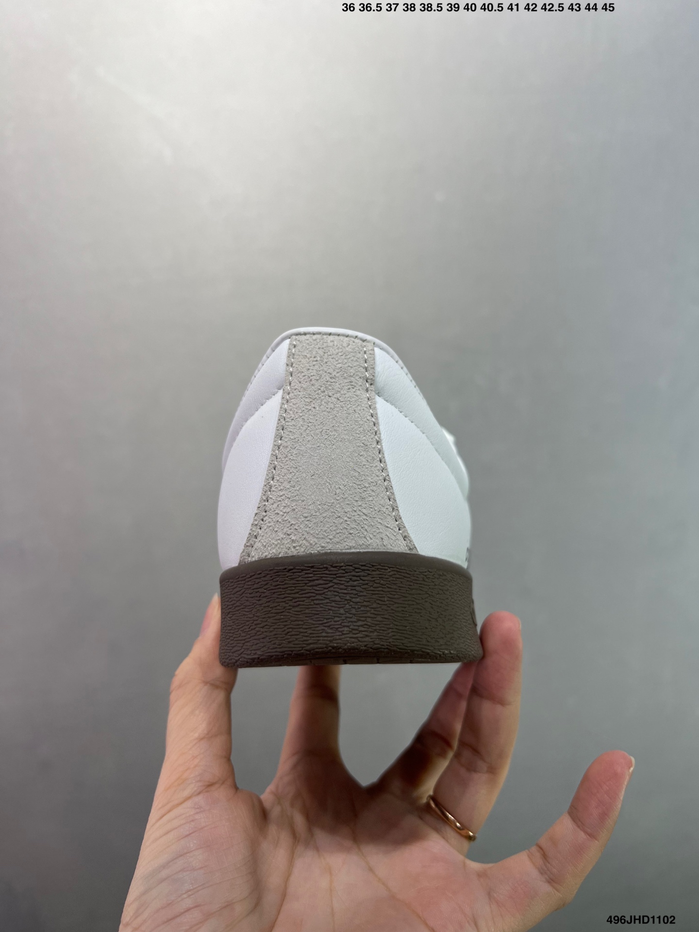 阿迪达斯AD NEO Vl Court 3.0男女子休闲运动板鞋 要精通反重力的运动?你需要一双坚韧的运动鞋 这款AD有着滑板风格运动鞋经典外型 配合耐用设计 以结实橡胶大底配上泡胶鞋垫 带来柔软感觉 绒面与三间完美揉合 尽显玩味 货号:ID6286 2⁄3 371⁄3 38 382⁄3 391⁄3 40 402⁄3 411⁄3 42 422⁄3 431⁄3 44 45 编码:496JHD1102