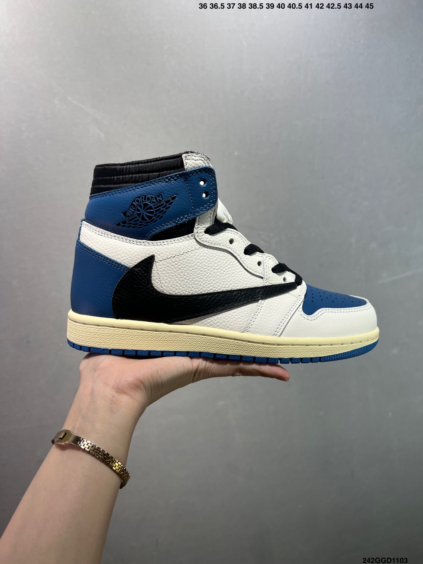 💰210
公司级✅耐克 乔丹Air Jordan 1 Low AJ1 乔1 乔丹1代aj1 倒钩 低帮复古文化休闲运动篮球鞋。从1985 年面世的元年款汲取设计灵感,采用简洁大方的经典外观,熟悉中带一抹新颖。此款运动鞋采用经典设计,可与不同风格轻松搭配,助你彰显出众风采。鞋底加入内嵌式 Air 缓震技术,营造轻盈缓震体验。天然皮革与合成材质组合鞋面经久耐穿,彰显优质风范。硬质橡胶外底,提供可驾驭多种地面的强劲抓地力。
货号:DH3227-105
码数:36 36.5 37.5 38 38.5 39 40 40.5 41 42 42.5 43 44 45 46
编码:242GGD1103