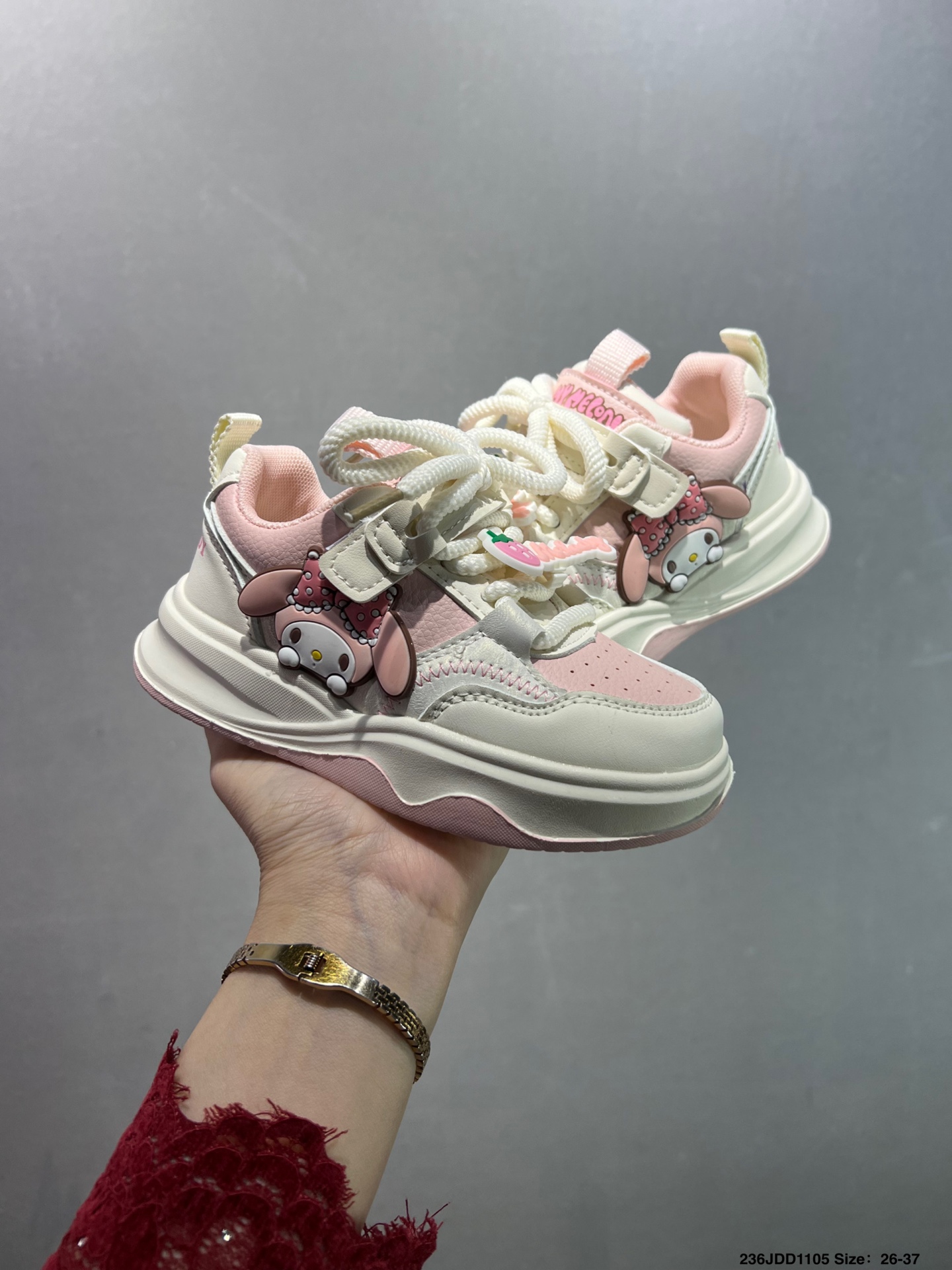 图片[7]-🈴️ 童鞋✅Sanrio 休闲运动慢跑鞋 全套原楦原模倾力打造完美版型 独家原厂航空铝磨具打磨大底 鞋头坡度极致还原 无解鞋型 原盒原配 圈内天花板工艺 原厂冲刀 超高清洁度 全鞋零毛边皮料切割 尺码：27 28 29 30 31 32 33 34 35 36 37 ID：236JDD1105-选品中心