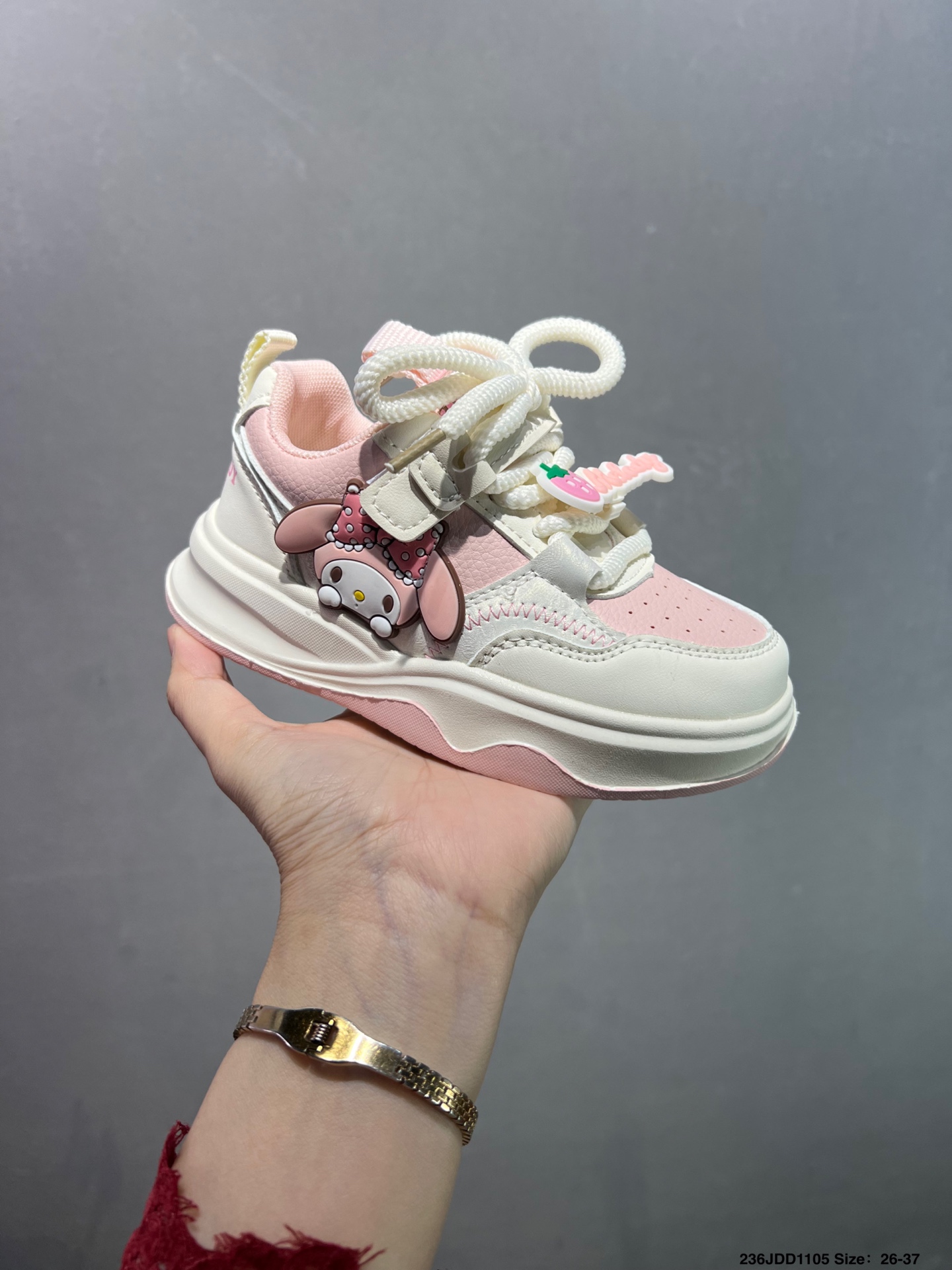 图片[5]-🈴️ 童鞋✅Sanrio 休闲运动慢跑鞋 全套原楦原模倾力打造完美版型 独家原厂航空铝磨具打磨大底 鞋头坡度极致还原 无解鞋型 原盒原配 圈内天花板工艺 原厂冲刀 超高清洁度 全鞋零毛边皮料切割 尺码：27 28 29 30 31 32 33 34 35 36 37 ID：236JDD1105-选品中心