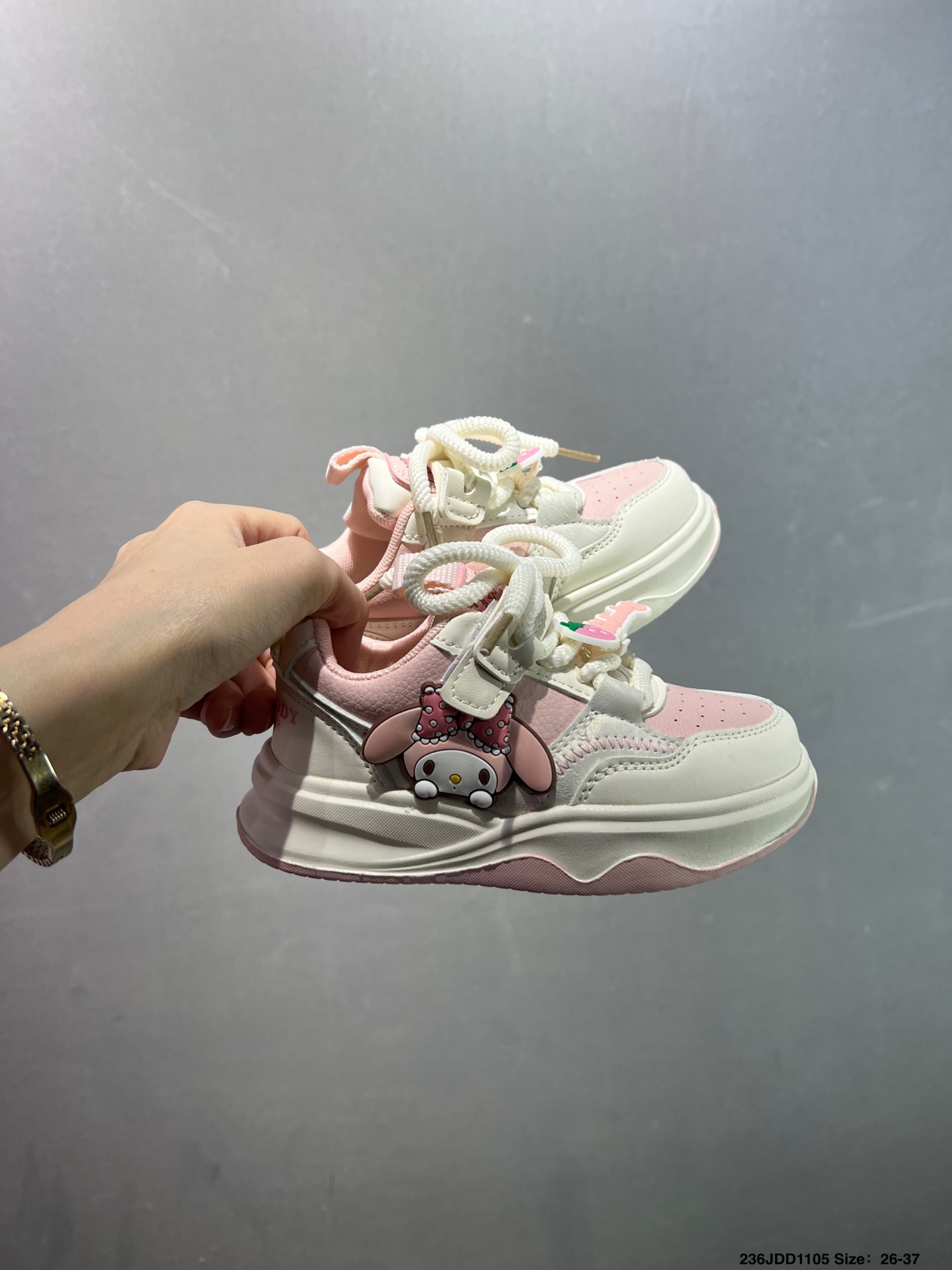 图片[8]-🈴️ 童鞋✅Sanrio 休闲运动慢跑鞋 全套原楦原模倾力打造完美版型 独家原厂航空铝磨具打磨大底 鞋头坡度极致还原 无解鞋型 原盒原配 圈内天花板工艺 原厂冲刀 超高清洁度 全鞋零毛边皮料切割 尺码：27 28 29 30 31 32 33 34 35 36 37 ID：236JDD1105-选品中心