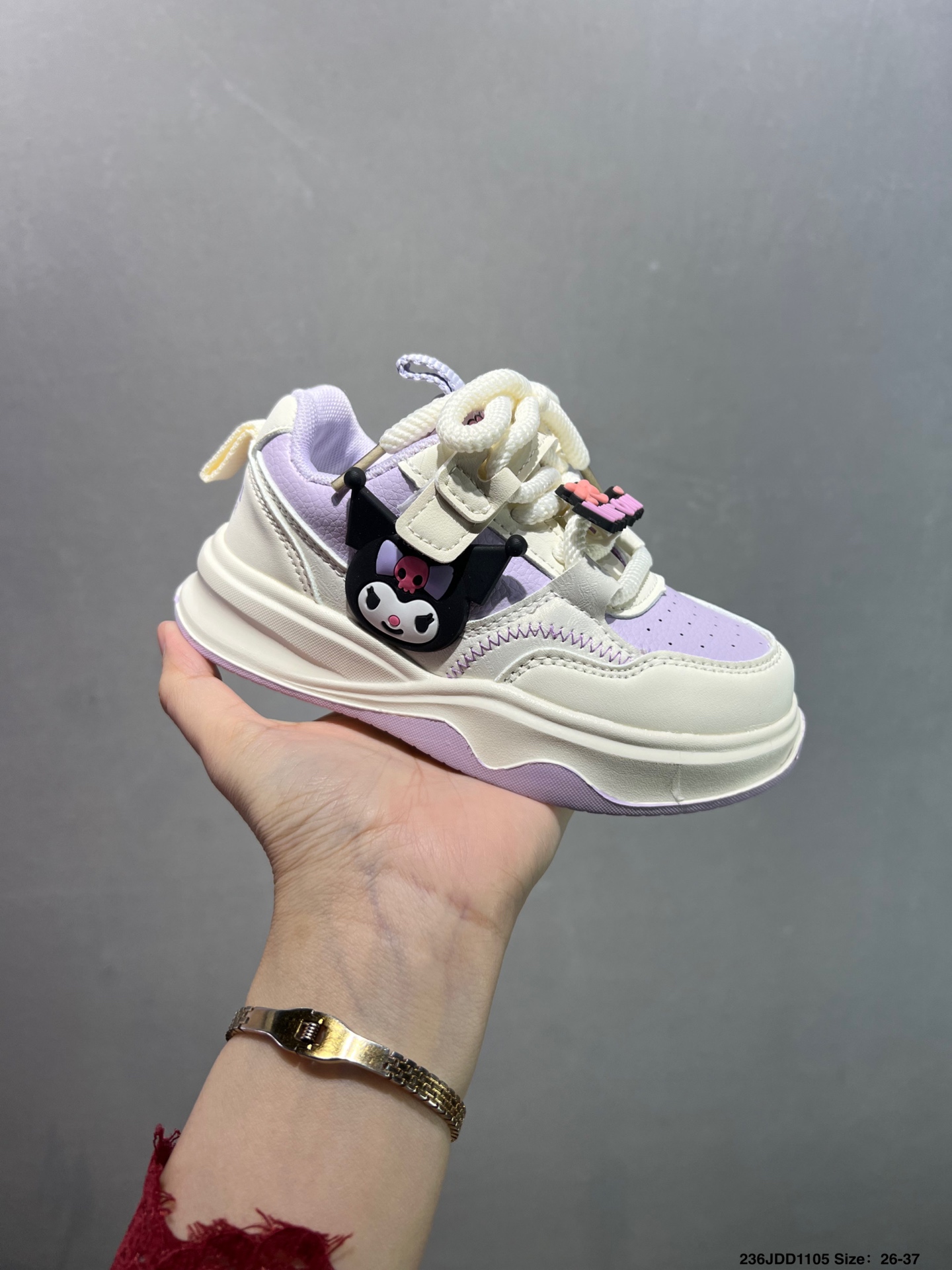 🈴️ 童鞋✅Sanrio 休闲运动慢跑鞋 全套原楦原模倾力打造完美版型 独家原厂航空铝磨具打磨大底 鞋头坡度极致还原 无解鞋型 原盒原配 圈内天花板工艺 原厂冲刀 超高清洁度 全鞋零毛边皮料切割 尺码：27 28 29 30 31 32 33 34 35 36 37 ID：236JDD1105-选品中心