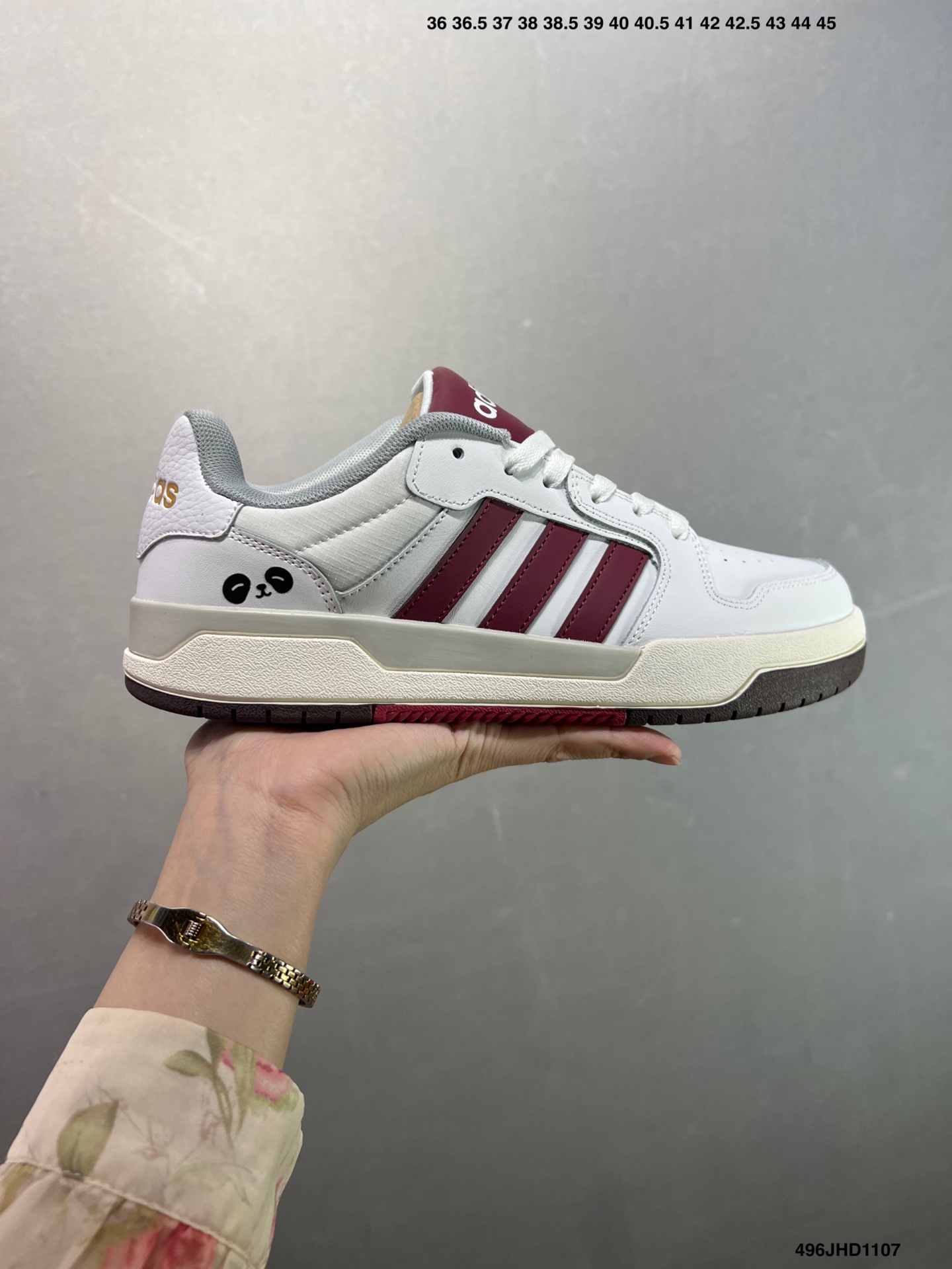 💰130
公司级✅阿迪达斯 Adidas ENTRAP休闲舒适运动板鞋少年感复古篮球鞋女阿迪达斯 百搭 低帮 板鞋 男女同款运动鞋⚠️Adidas 性价比超高的复古运动板鞋❗️❗️这款颜色很清新，可以搭配任何颜色的裤子，百搭神器使夏天配上短裤短裙，再加一个同色的T恤，气质满满，脚感也超级舒服，超适合爱运动的你们！鞋子侧面的阿迪 adidas   经典三道杠，简直帅到飞起！价格也很香！#甜出圈的心动好鞋  #阿迪达斯高级颜值板鞋   #宝藏鞋子阿迪达  #送到心坎的一双鞋  #只买性价比好鞋

货号:  EH1460
尺码:  36-40
编码:  496JHD1107