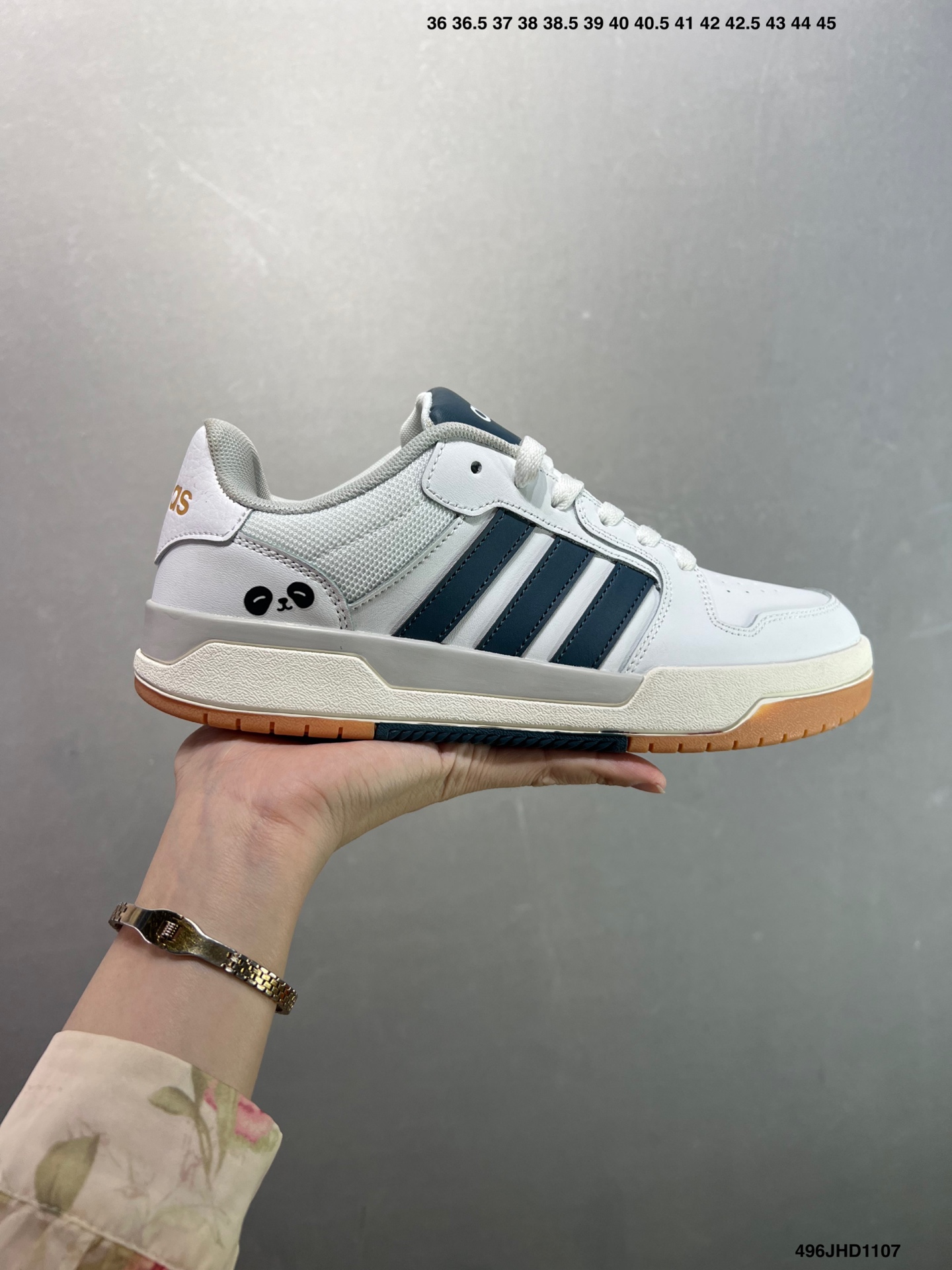 💰130
公司级✅阿迪达斯 Adidas ENTRAP休闲舒适运动板鞋少年感复古篮球鞋女阿迪达斯 百搭 低帮 板鞋 男女同款运动鞋⚠️Adidas 性价比超高的复古运动板鞋❗️❗️这款颜色很清新，可以搭配任何颜色的裤子，百搭神器使夏天配上短裤短裙，再加一个同色的T恤，气质满满，脚感也超级舒服，超适合爱运动的你们！鞋子侧面的阿迪 adidas   经典三道杠，简直帅到飞起！价格也很香！#甜出圈的心动好鞋  #阿迪达斯高级颜值板鞋   #宝藏鞋子阿迪达  #送到心坎的一双鞋  #只买性价比好鞋

货号:  EH1460
尺码:  36-40
编码:  496JHD1107