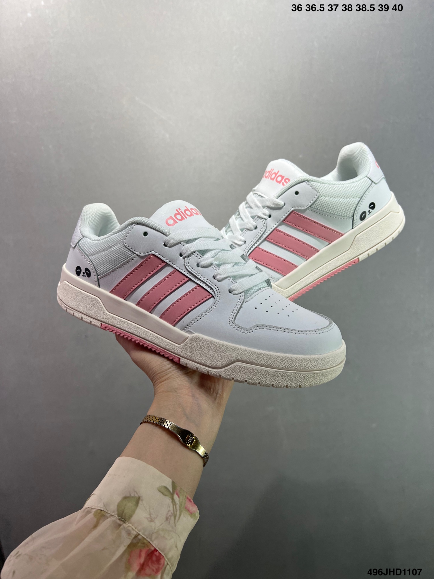 🈴️💰130
公司级✅阿迪达斯 Adidas ENTRAP休闲舒适运动板鞋少年感复古篮球鞋女阿迪达斯 百搭 低帮 板鞋 男女同款运动鞋⚠️Adidas 性价比超高的复古运动板鞋❗️❗️这款颜色很清新，可以搭配任何颜色的裤子，百搭神器使夏天配上短裤短裙，再加一个同色的T恤，气质满满，脚感也超级舒服，超适合爱运动的你们！鞋子侧面的阿迪 adidas   经典三道杠，简直帅到飞起！价格也很香！#甜出圈的心动好鞋  #阿迪达斯高级颜值板鞋   #宝藏鞋子阿迪达  #送到心坎的一双鞋  #只买性价比好鞋

货号:  EH1460
尺码:  36-40
编码:  496JHD1107
