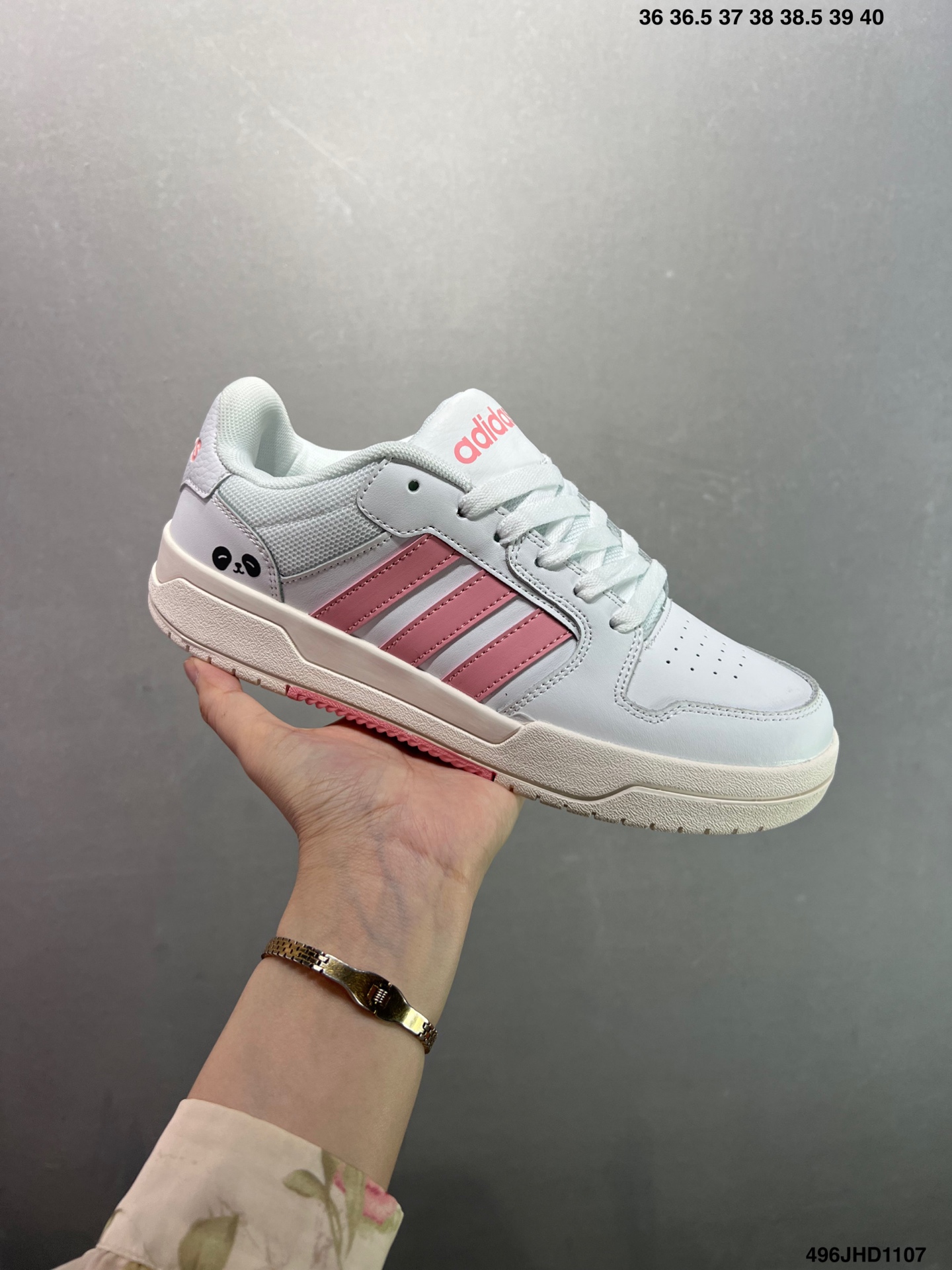 🈴️💰130
公司级✅阿迪达斯 Adidas ENTRAP休闲舒适运动板鞋少年感复古篮球鞋女阿迪达斯 百搭 低帮 板鞋 男女同款运动鞋⚠️Adidas 性价比超高的复古运动板鞋❗️❗️这款颜色很清新，可以搭配任何颜色的裤子，百搭神器使夏天配上短裤短裙，再加一个同色的T恤，气质满满，脚感也超级舒服，超适合爱运动的你们！鞋子侧面的阿迪 adidas   经典三道杠，简直帅到飞起！价格也很香！#甜出圈的心动好鞋  #阿迪达斯高级颜值板鞋   #宝藏鞋子阿迪达  #送到心坎的一双鞋  #只买性价比好鞋

货号:  EH1460
尺码:  36-40
编码:  496JHD1107