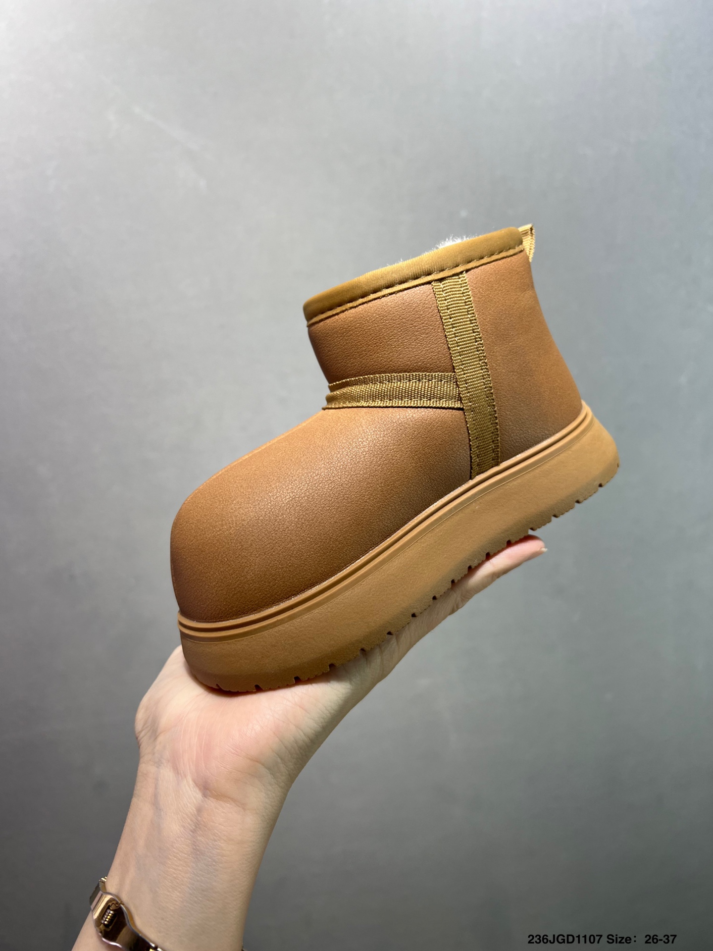 图片[2]-U家新款大标卡皮巴拉儿童雪地靴 尺码：26-37码 经典UGG系列🆕 优质皮料拼接，质感满满💯 内里加绒保暖又舒适❄️ 经典大标，时尚又百搭❤️-选品中心