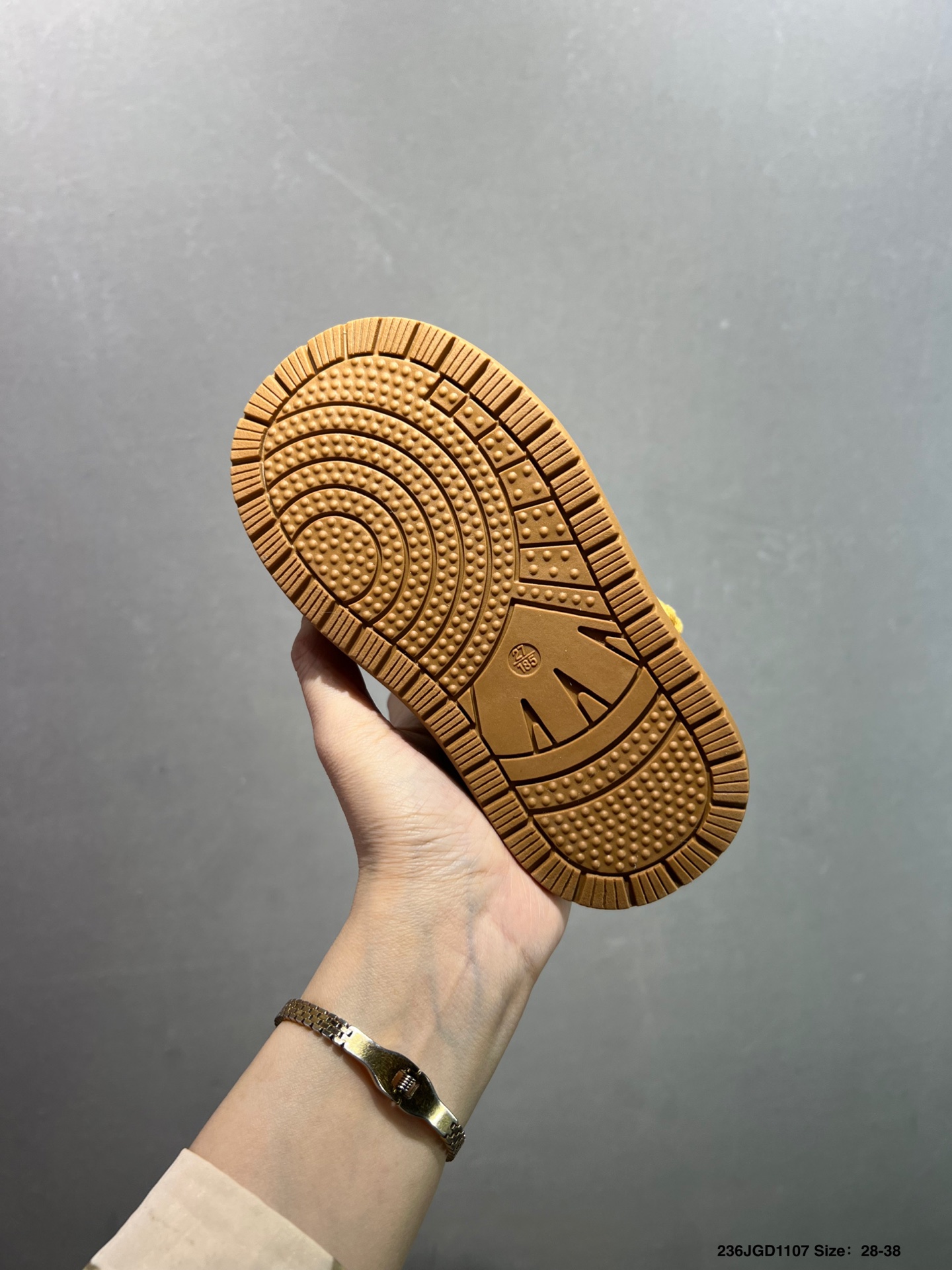 💰特60可退换
U家新款大标卡皮巴拉儿童雪地靴
SIZE：26-38码
经典UGG系列🆕
优质皮料拼接，质感满满💯
内里加绒保暖又舒适❄️
经典大标，时尚又百搭❤️