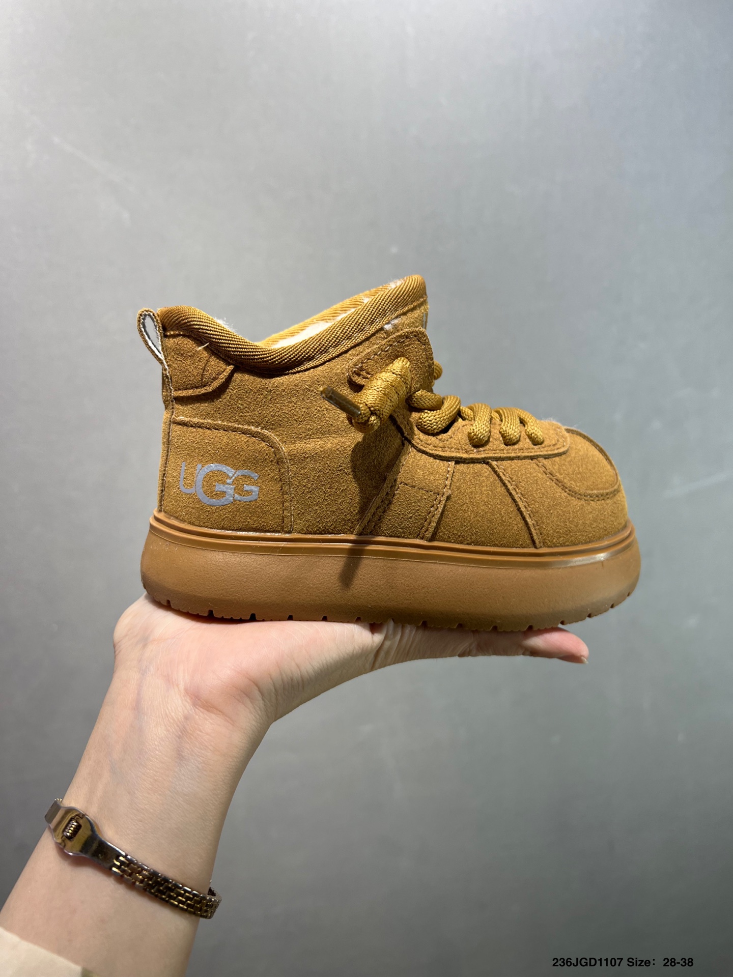 💰特60可退换
U家新款大标卡皮巴拉儿童雪地靴
SIZE：26-38码
经典UGG系列🆕
优质皮料拼接，质感满满💯
内里加绒保暖又舒适❄️
经典大标，时尚又百搭❤️