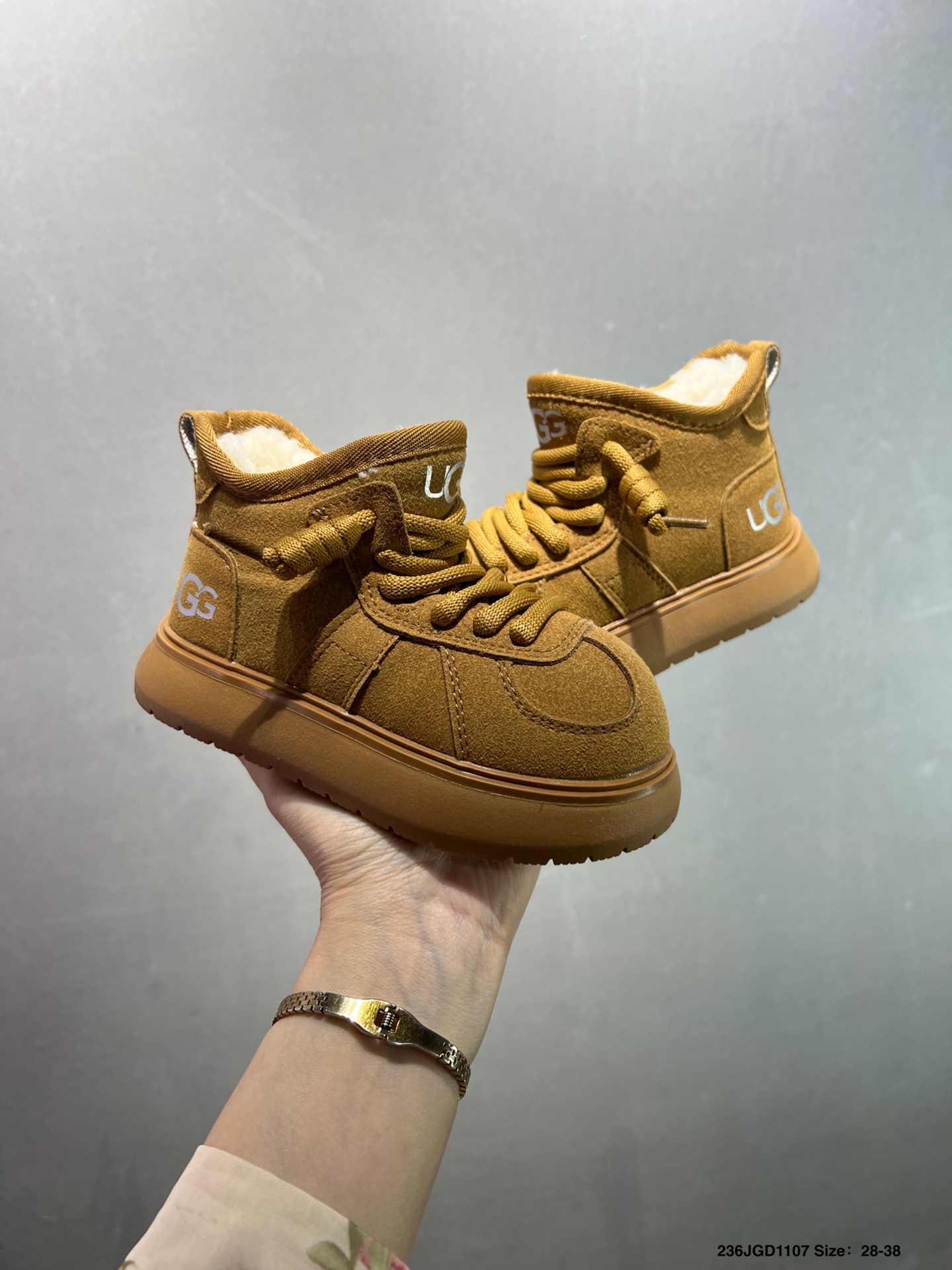 图片[7]-U家新款大标卡皮巴拉儿童雪地靴 尺码：26-38码 经典UGG系列🆕 优质皮料拼接，质感满满💯 内里加绒保暖又舒适❄️ 经典大标，时尚又百搭❤️-选品中心