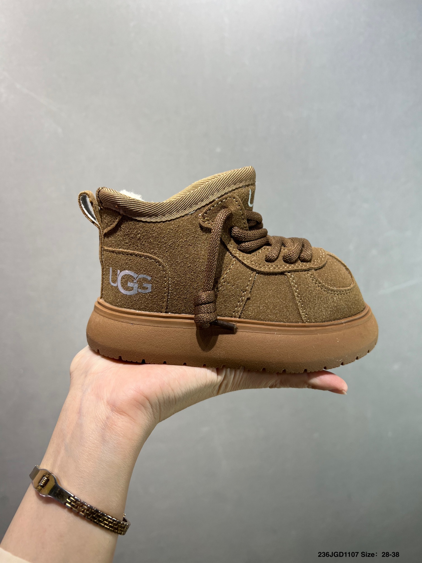 NO:579209,U's new big label capibala children's snow boots SIZE26-38 size classic UGG series high-quality leather splicing, full texture velvet lining to keep warm and comfortable classic large label, fashionable and versatile, snow boots, boots,19860909U家新款大标卡皮巴拉儿童雪地靴 SIZE26-38码 经典UGG系列 优质皮料拼接,质感满满 内里加绒保暖又舒适 经典大标,时尚又百搭,雪地靴,boots,,Children's