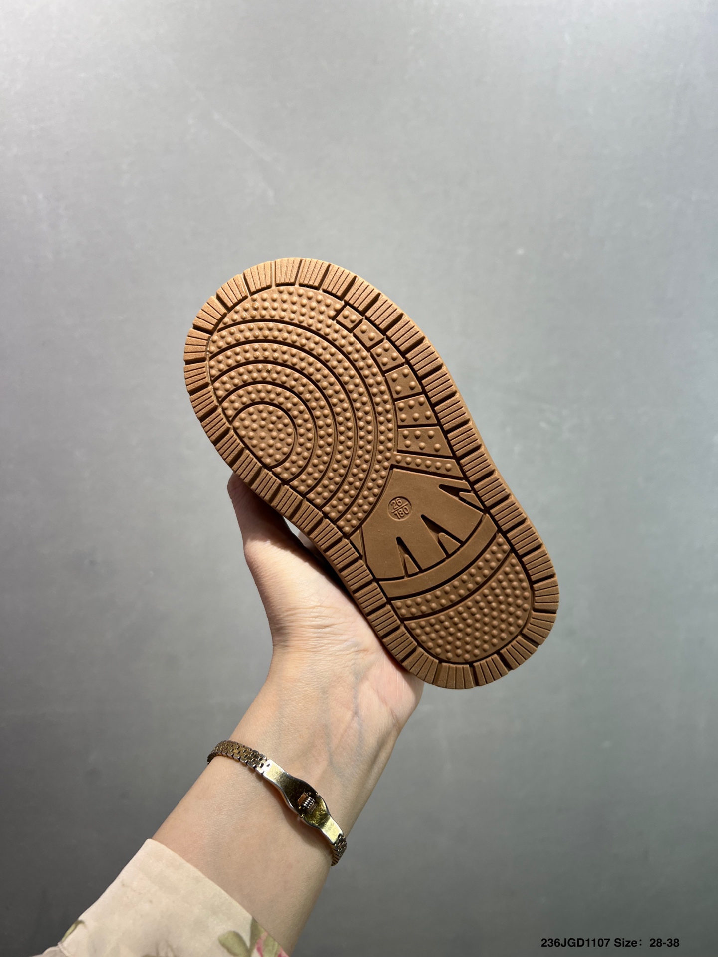 💰特60可退换
U家新款大标卡皮巴拉儿童雪地靴
SIZE：26-38码
经典UGG系列🆕
优质皮料拼接，质感满满💯
内里加绒保暖又舒适❄️
经典大标，时尚又百搭❤️