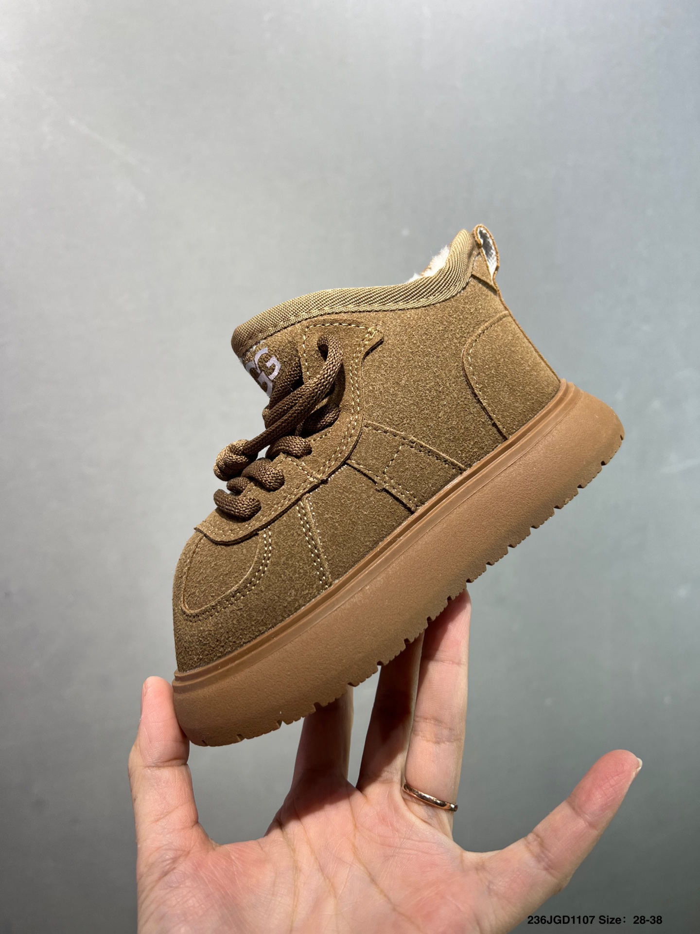 图片[2]-U家新款大标卡皮巴拉儿童雪地靴 尺码：26-38码 经典UGG系列🆕 优质皮料拼接，质感满满💯 内里加绒保暖又舒适❄️ 经典大标，时尚又百搭❤️-选品中心